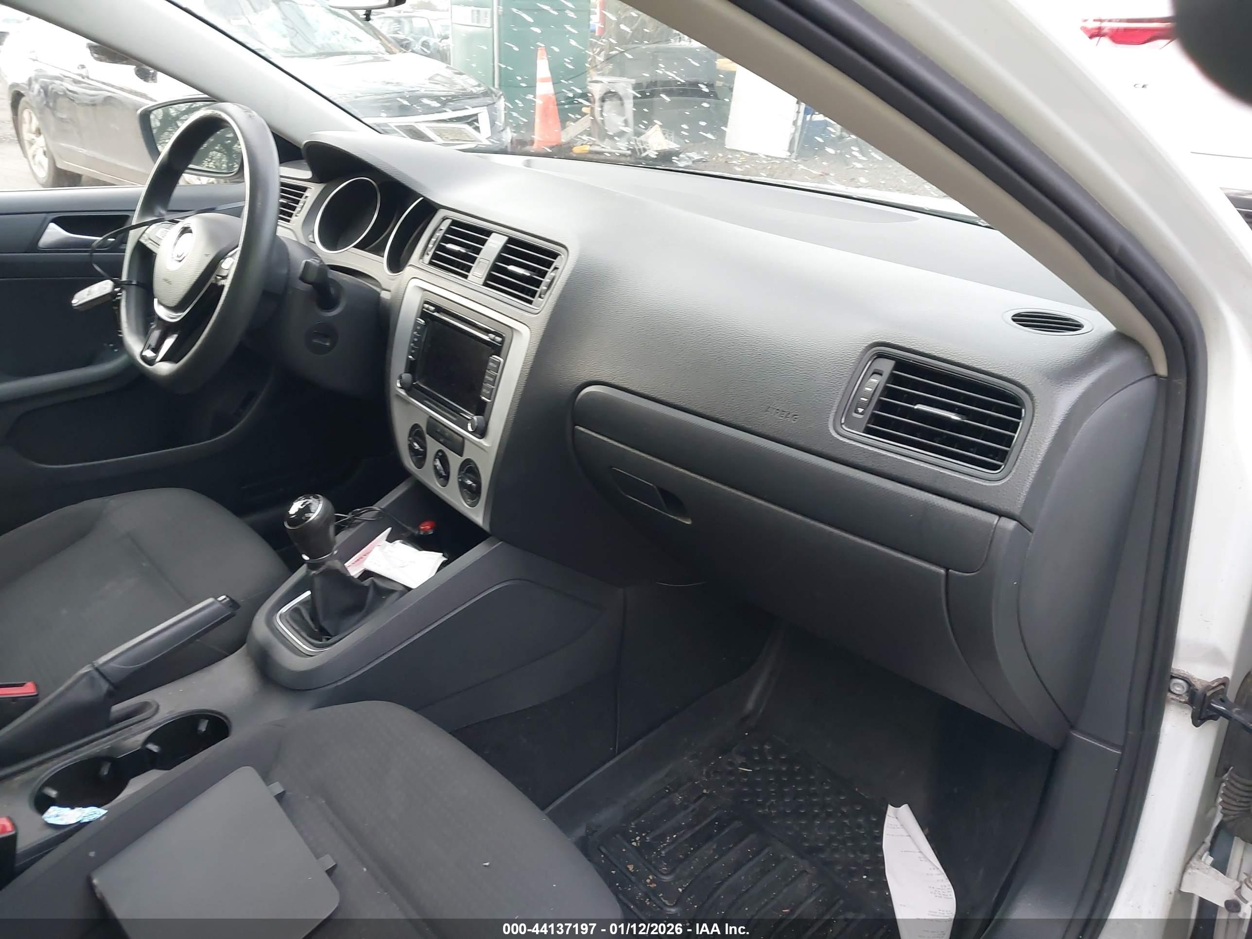 VOLKSWAGEN JETTA image 5