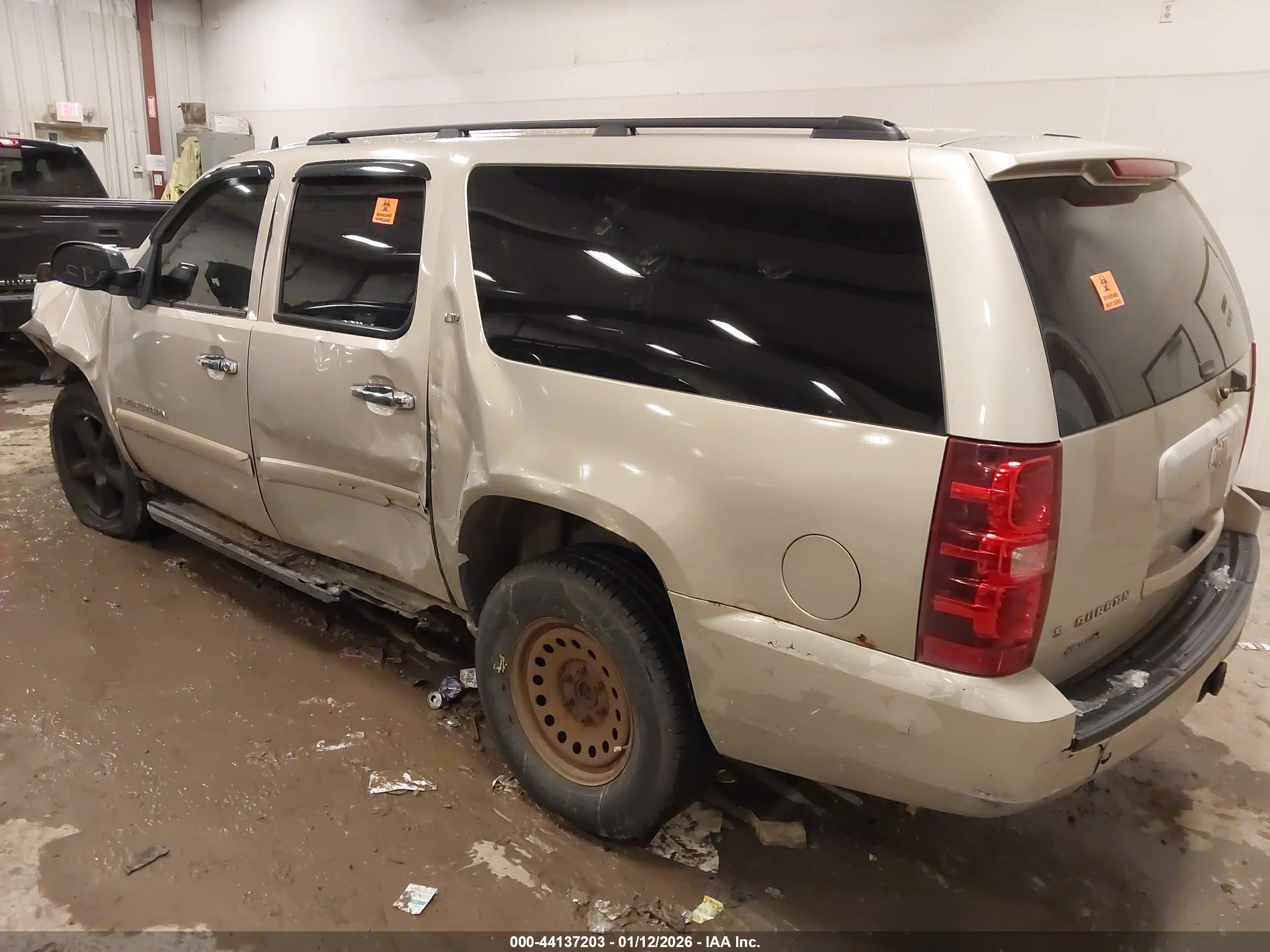 CHEVROLET SUBURBAN image 3