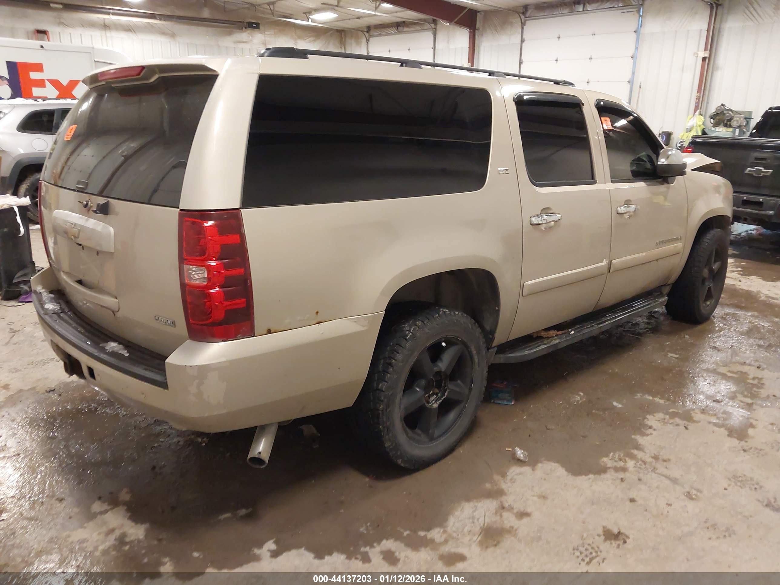 CHEVROLET SUBURBAN image 4