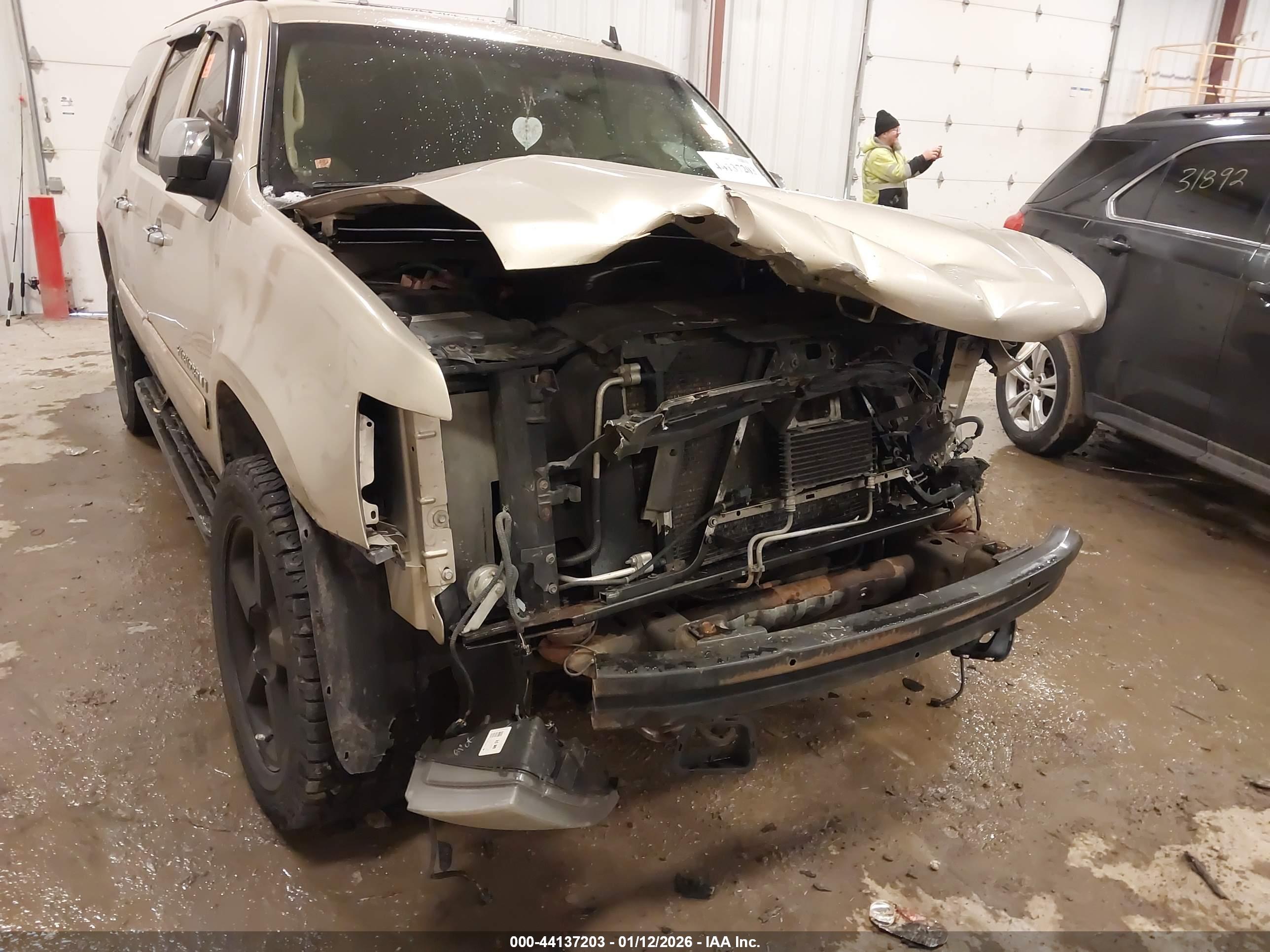 CHEVROLET SUBURBAN image 6