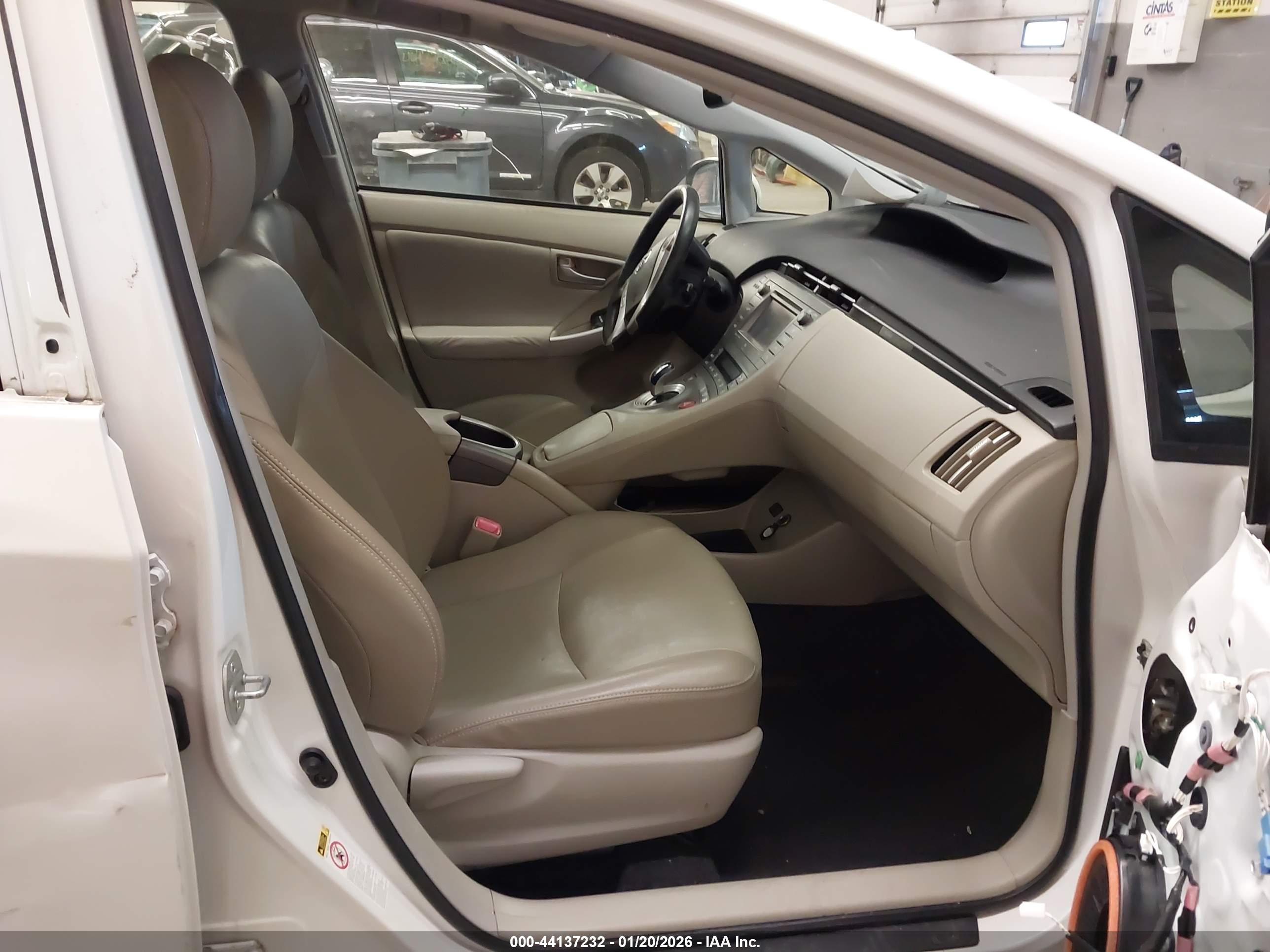 TOYOTA PRIUS image 5