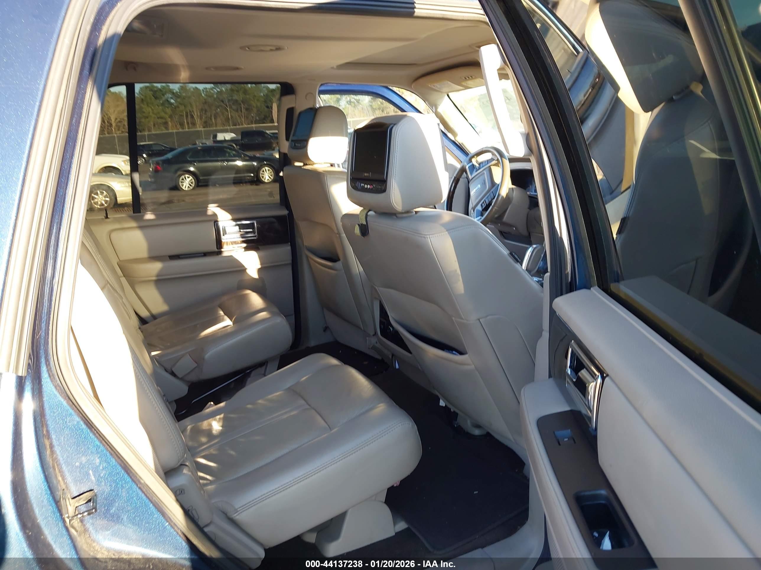LINCOLN NAVIGATOR image 8