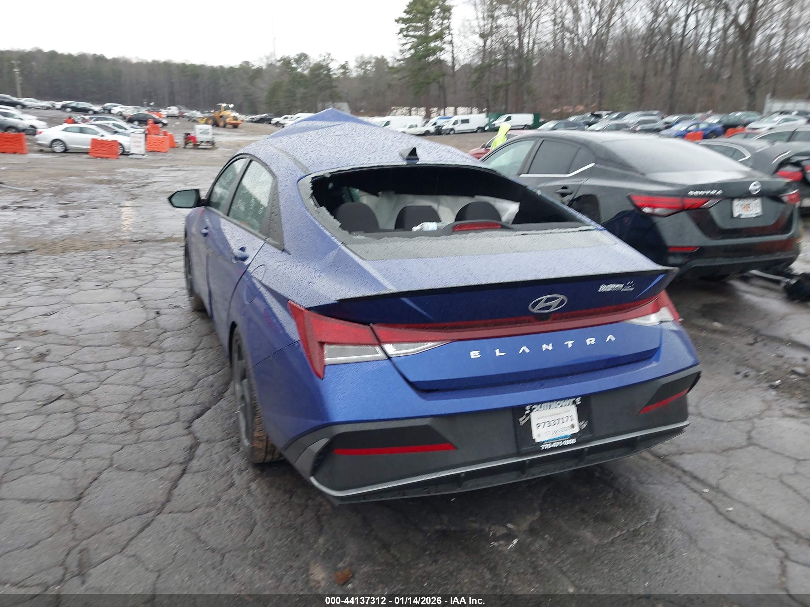 HYUNDAI ELANTRA image 3