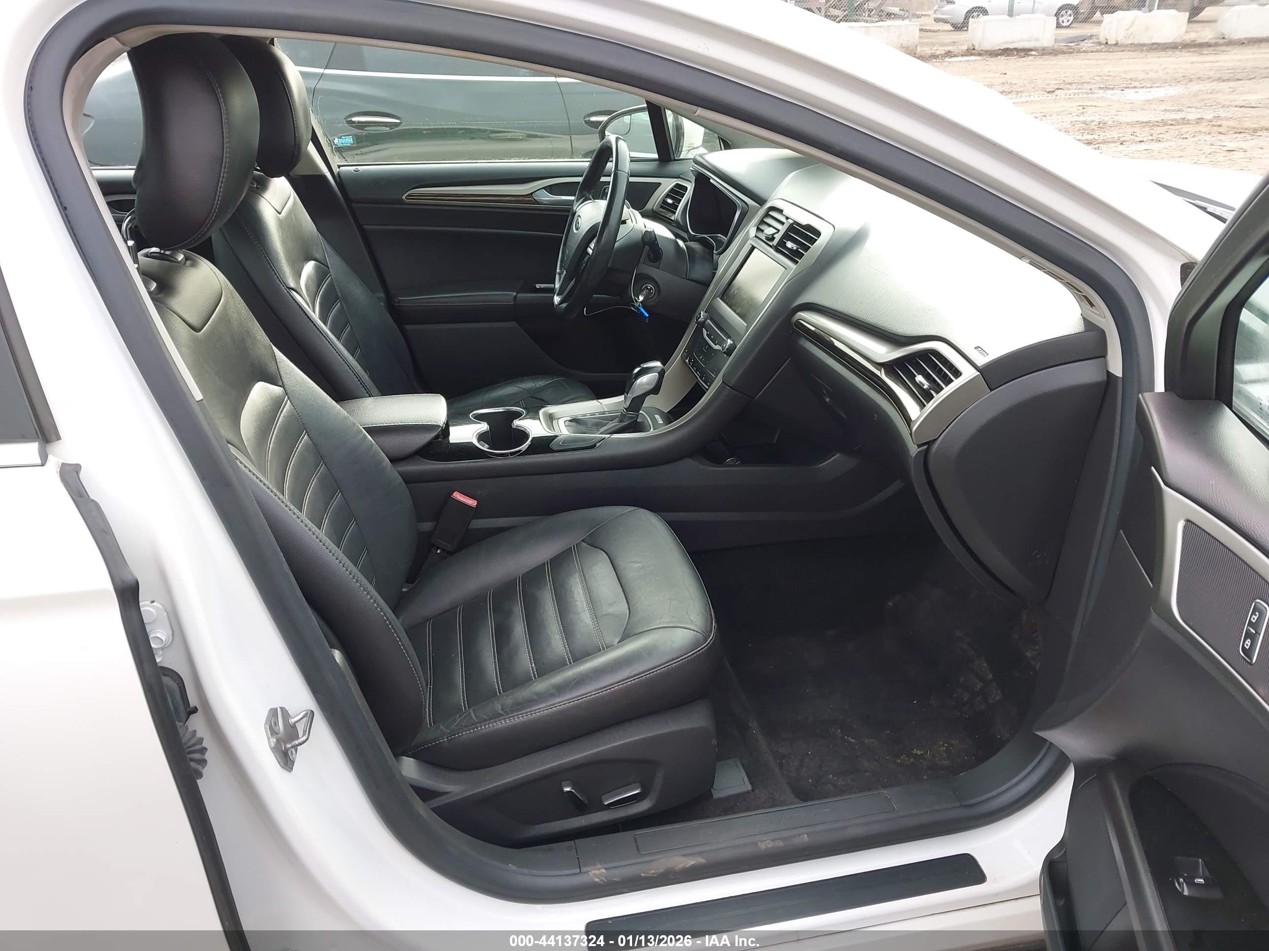 FORD FUSION image 5