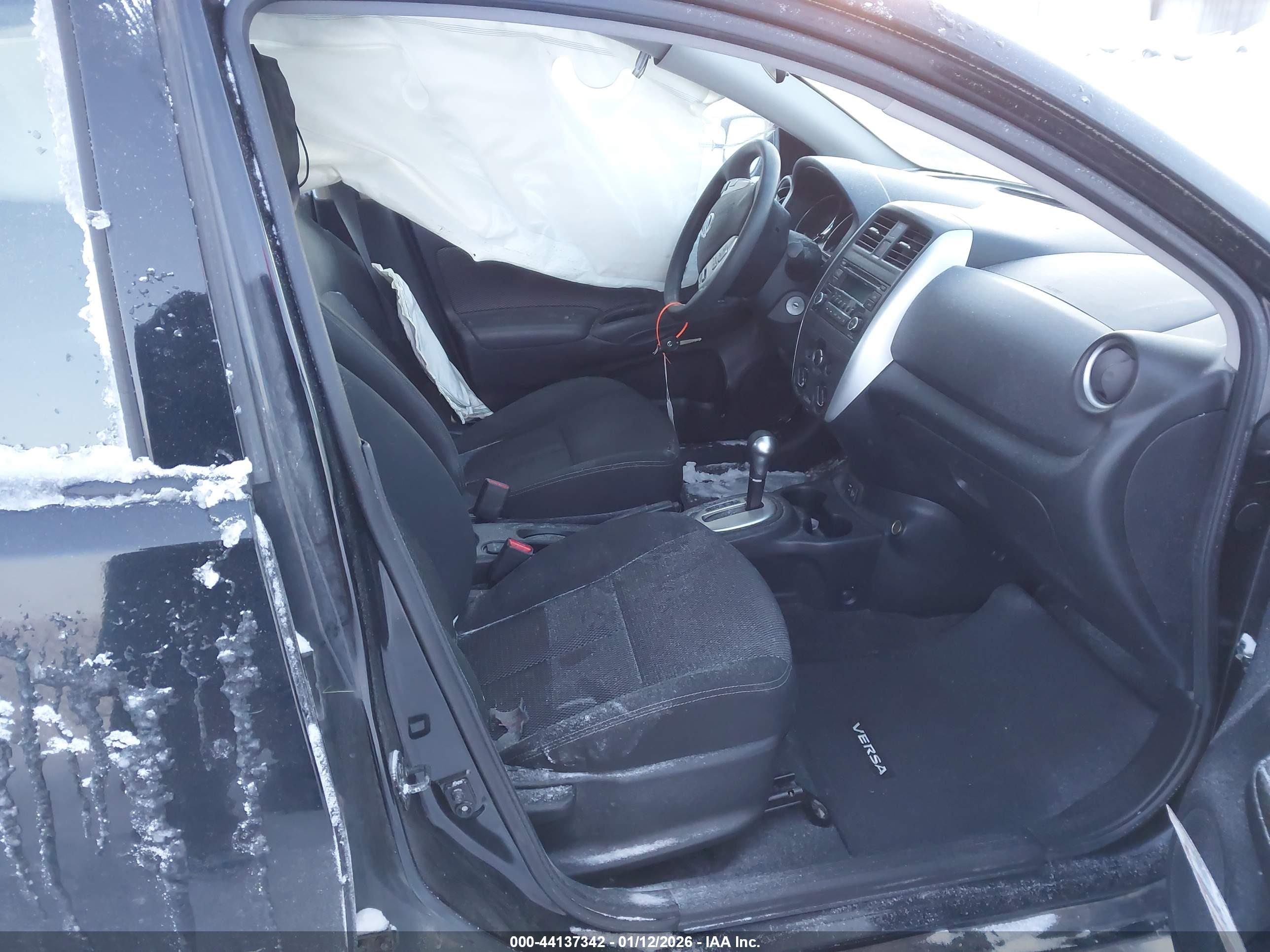 NISSAN VERSA image 5