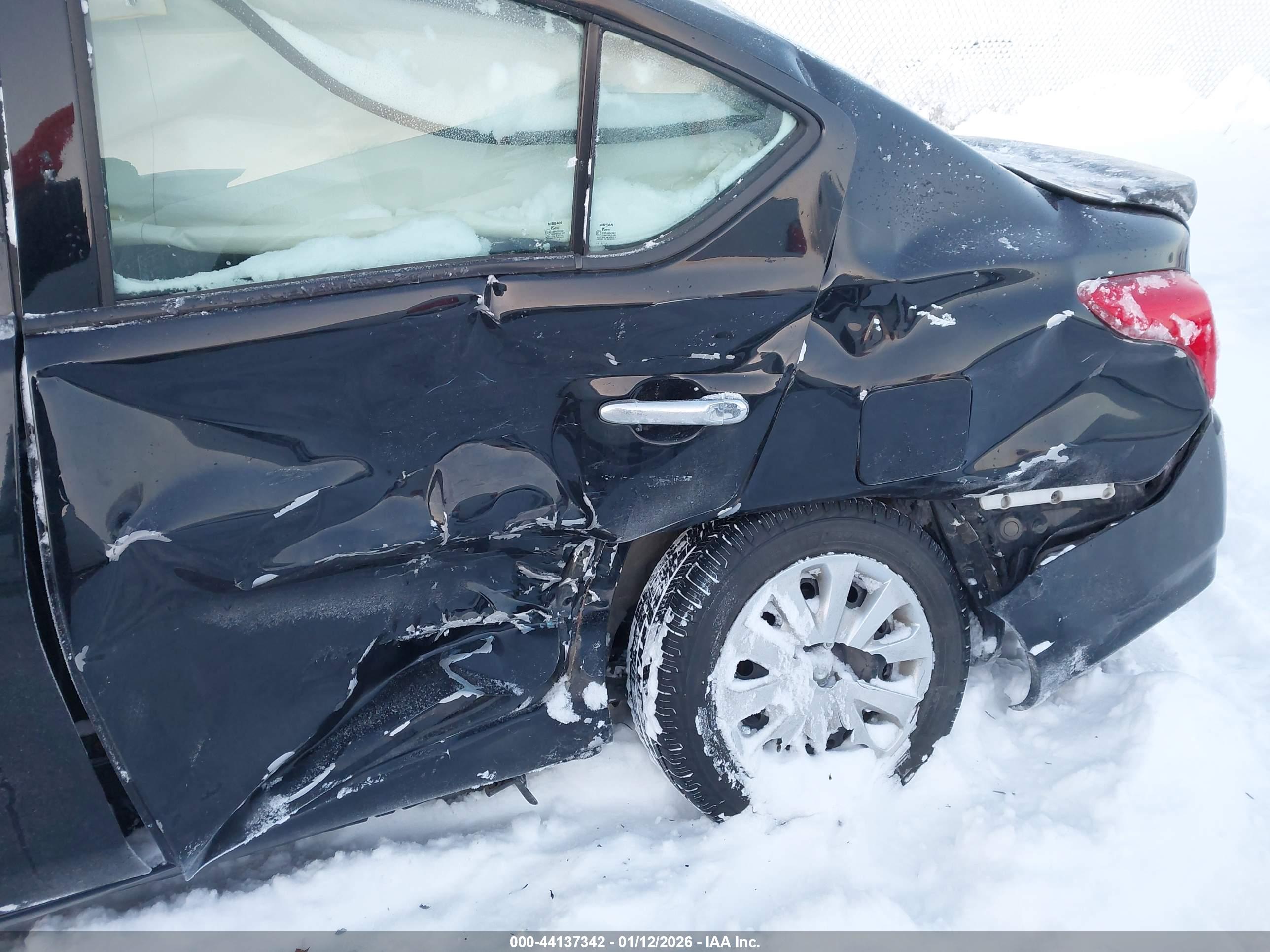 NISSAN VERSA image 6