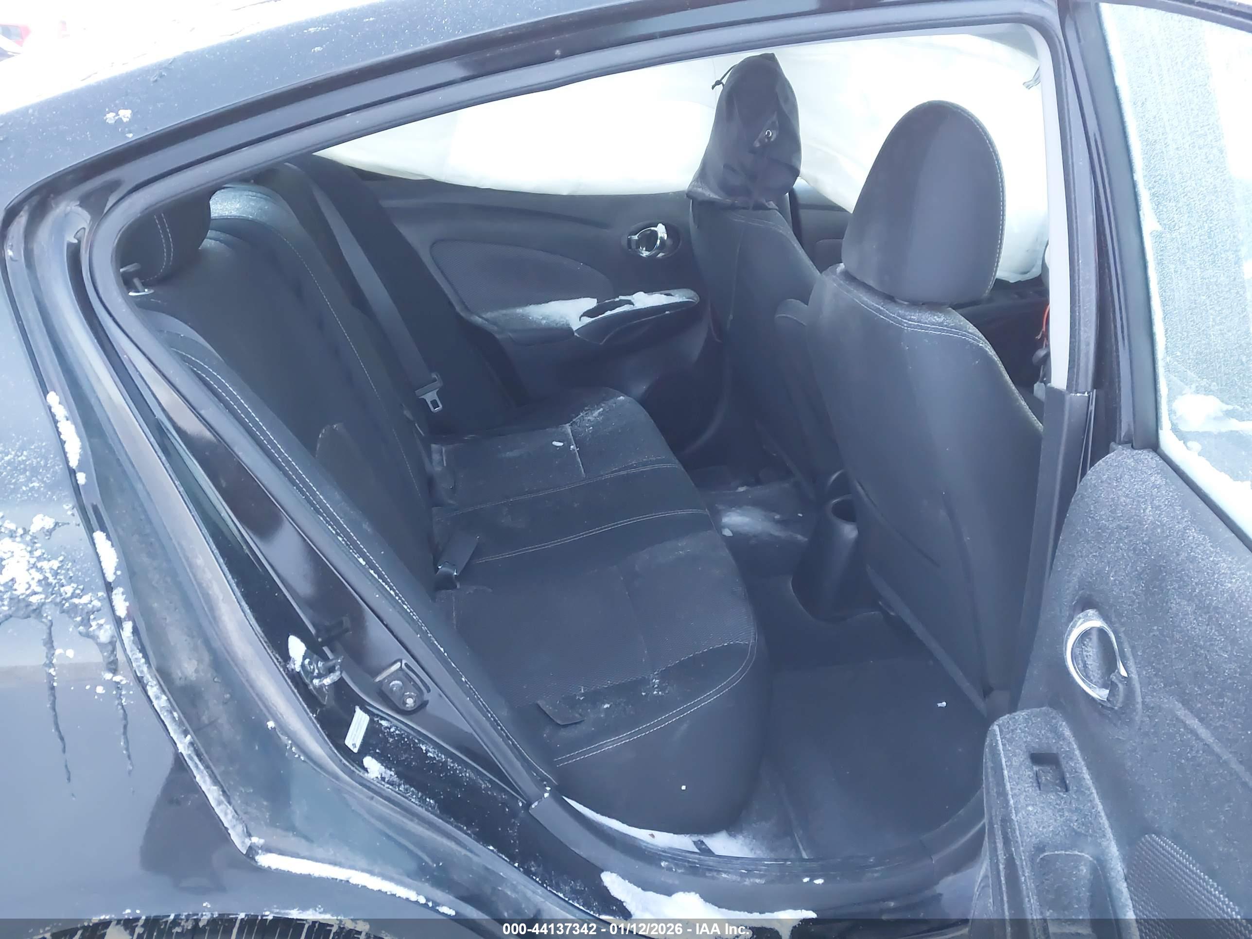 NISSAN VERSA image 8