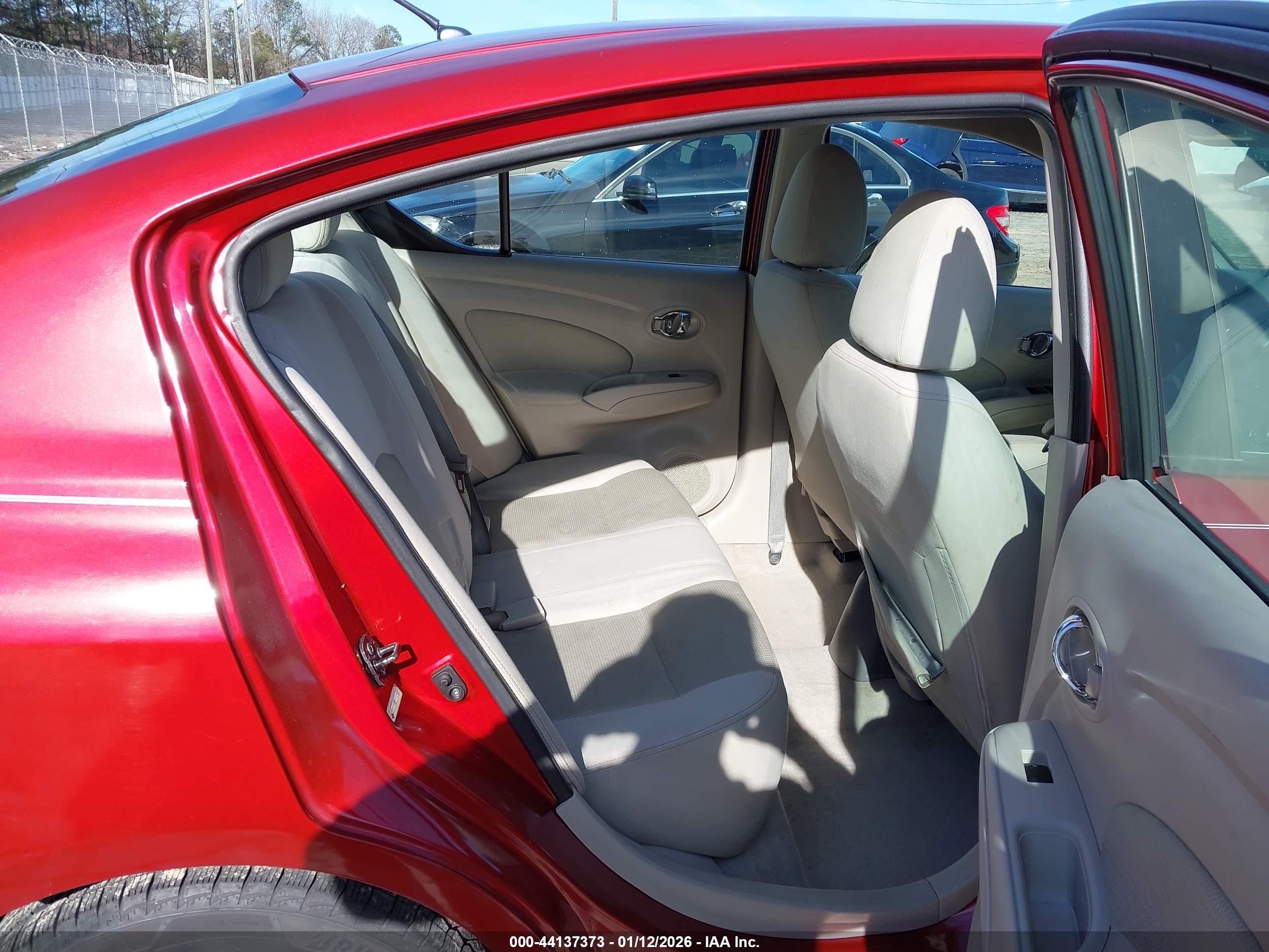 NISSAN VERSA image 8