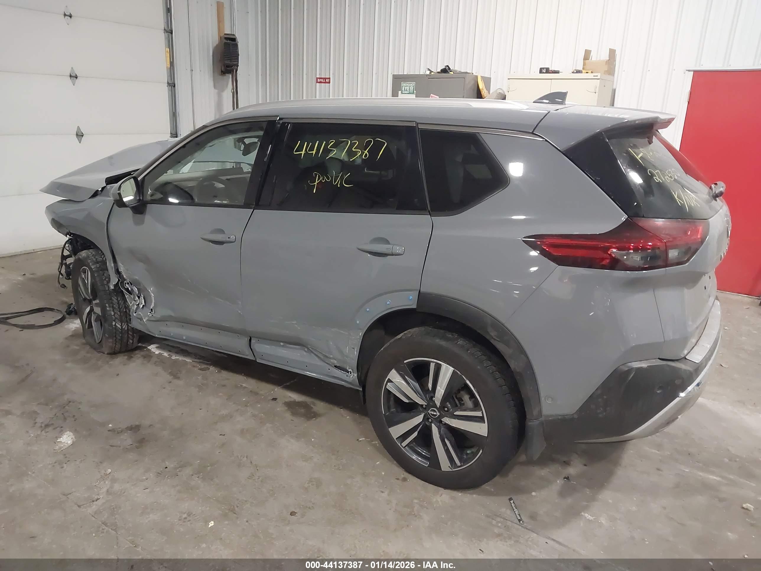 NISSAN ROGUE image 3