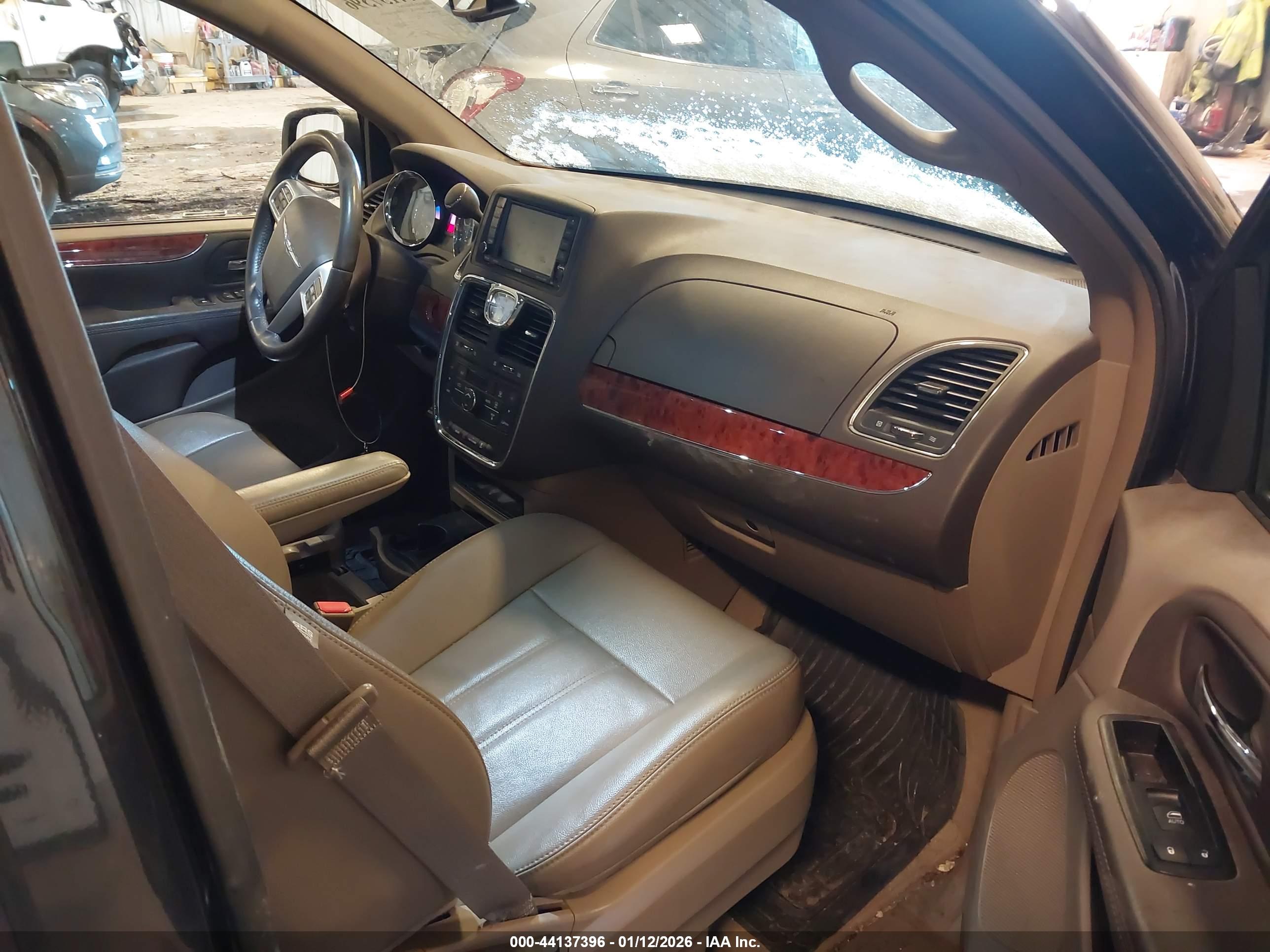 CHRYSLER TOWN image 5