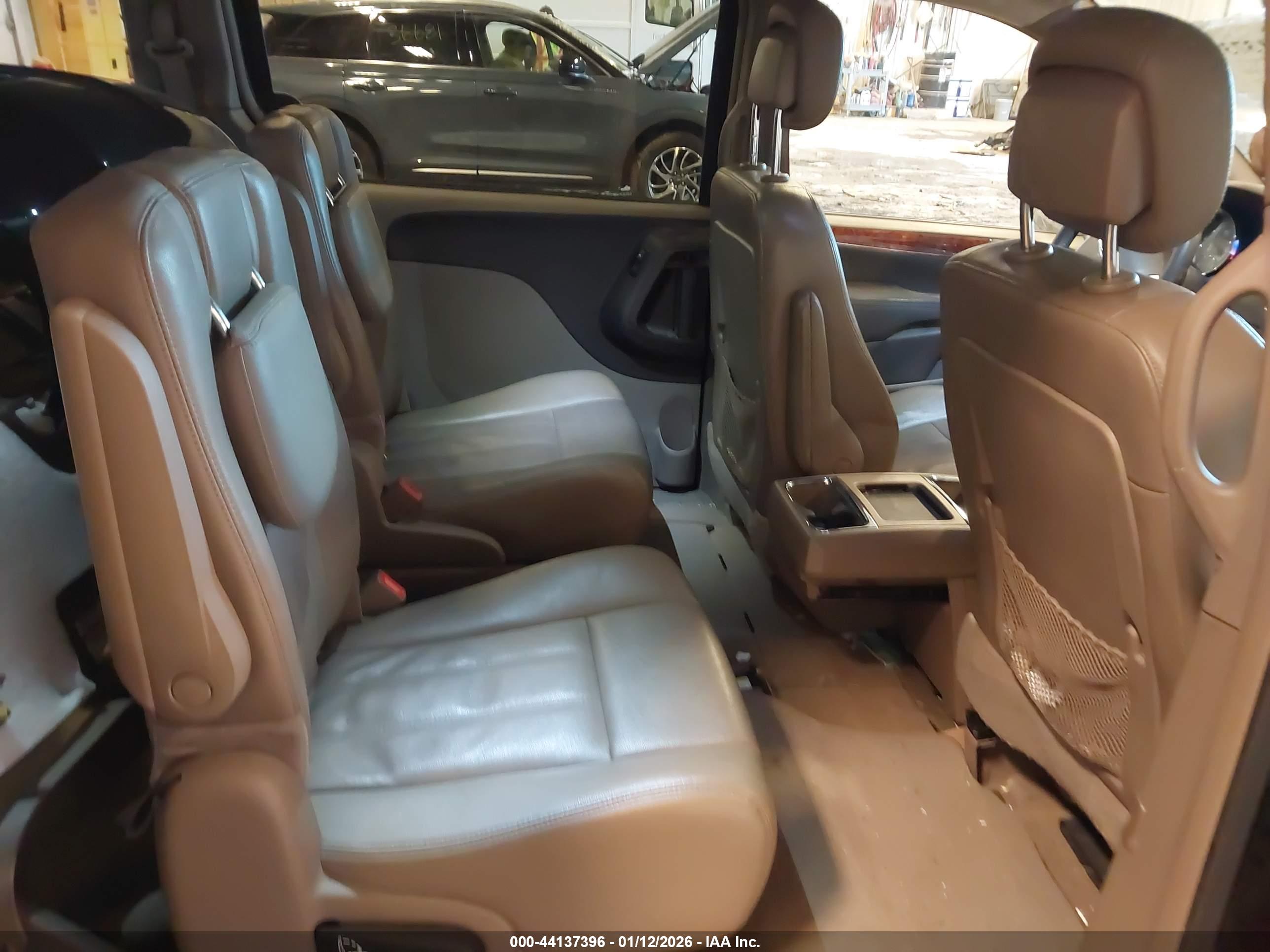 CHRYSLER TOWN image 8