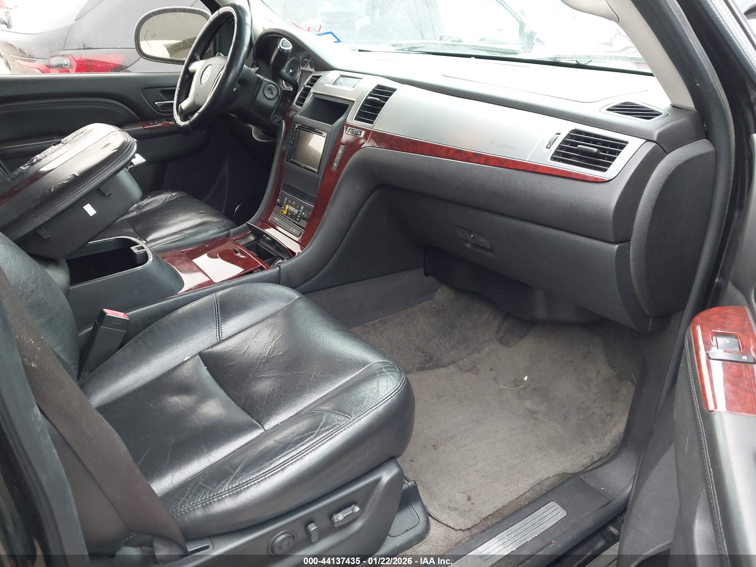 CADILLAC ESCALADE image 5