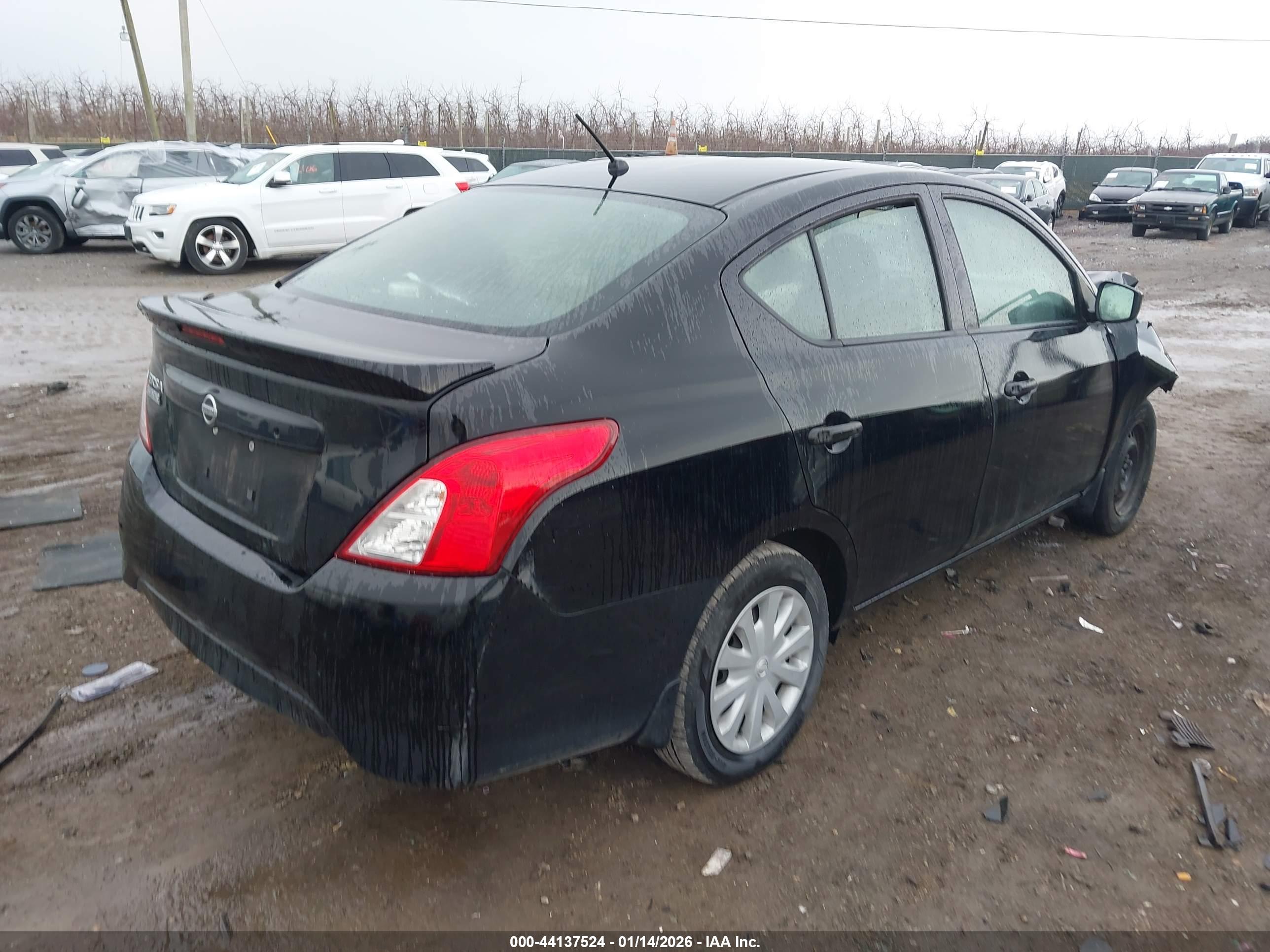 NISSAN VERSA image 4