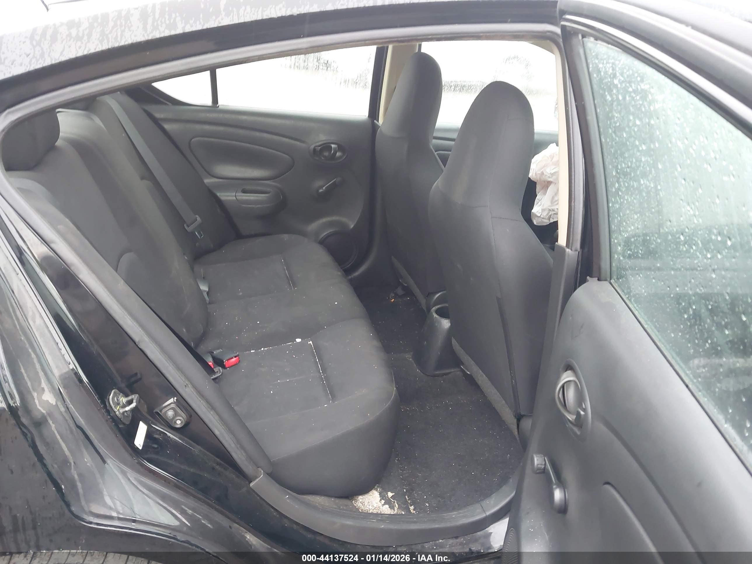 NISSAN VERSA image 8