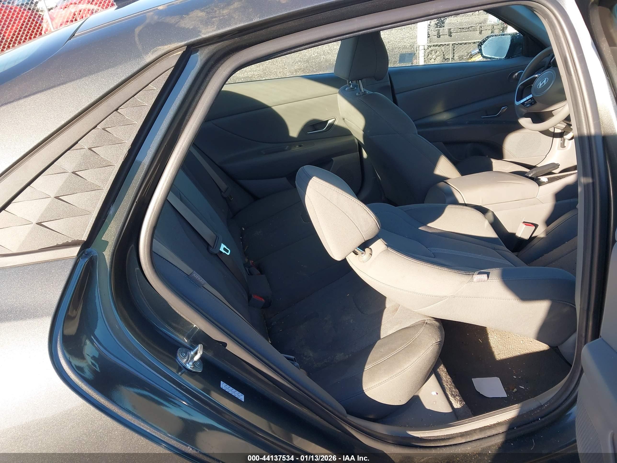 HYUNDAI ELANTRA image 8