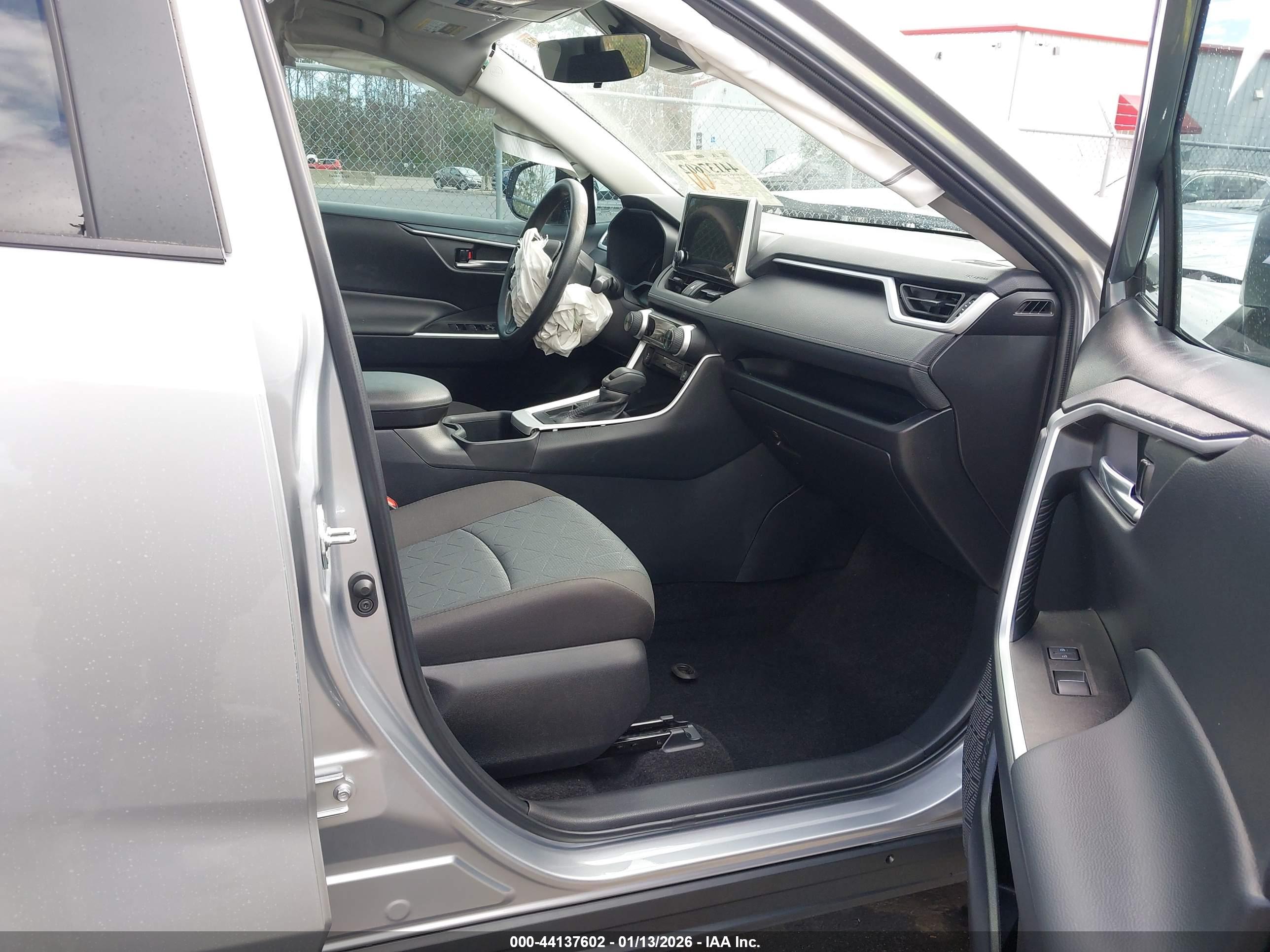 TOYOTA RAV4 image 5