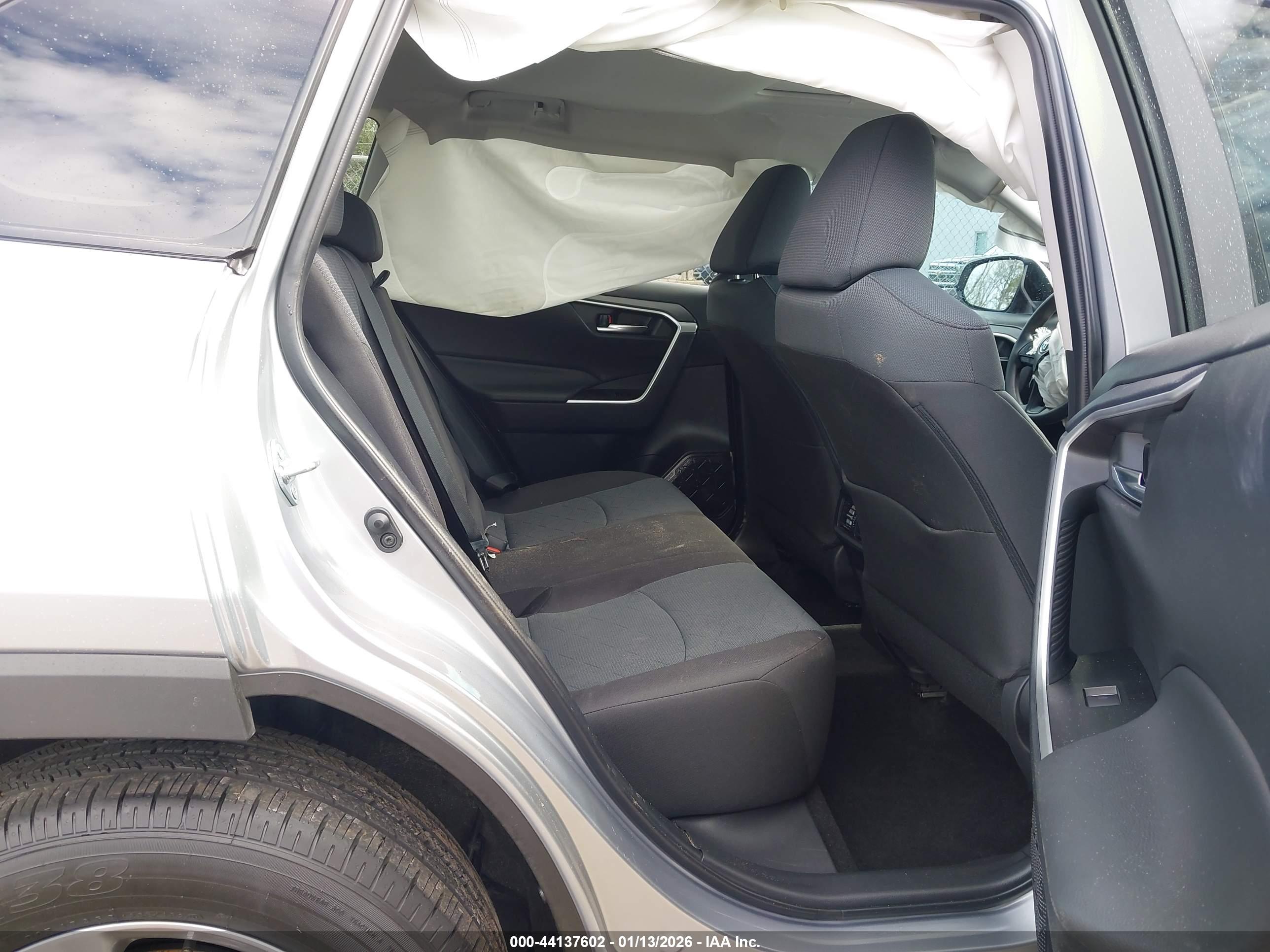 TOYOTA RAV4 image 8