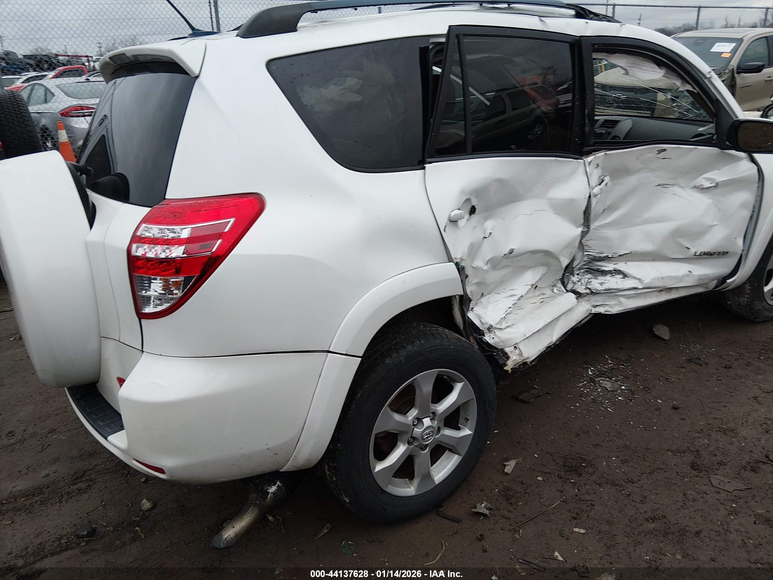 TOYOTA RAV4 image 4