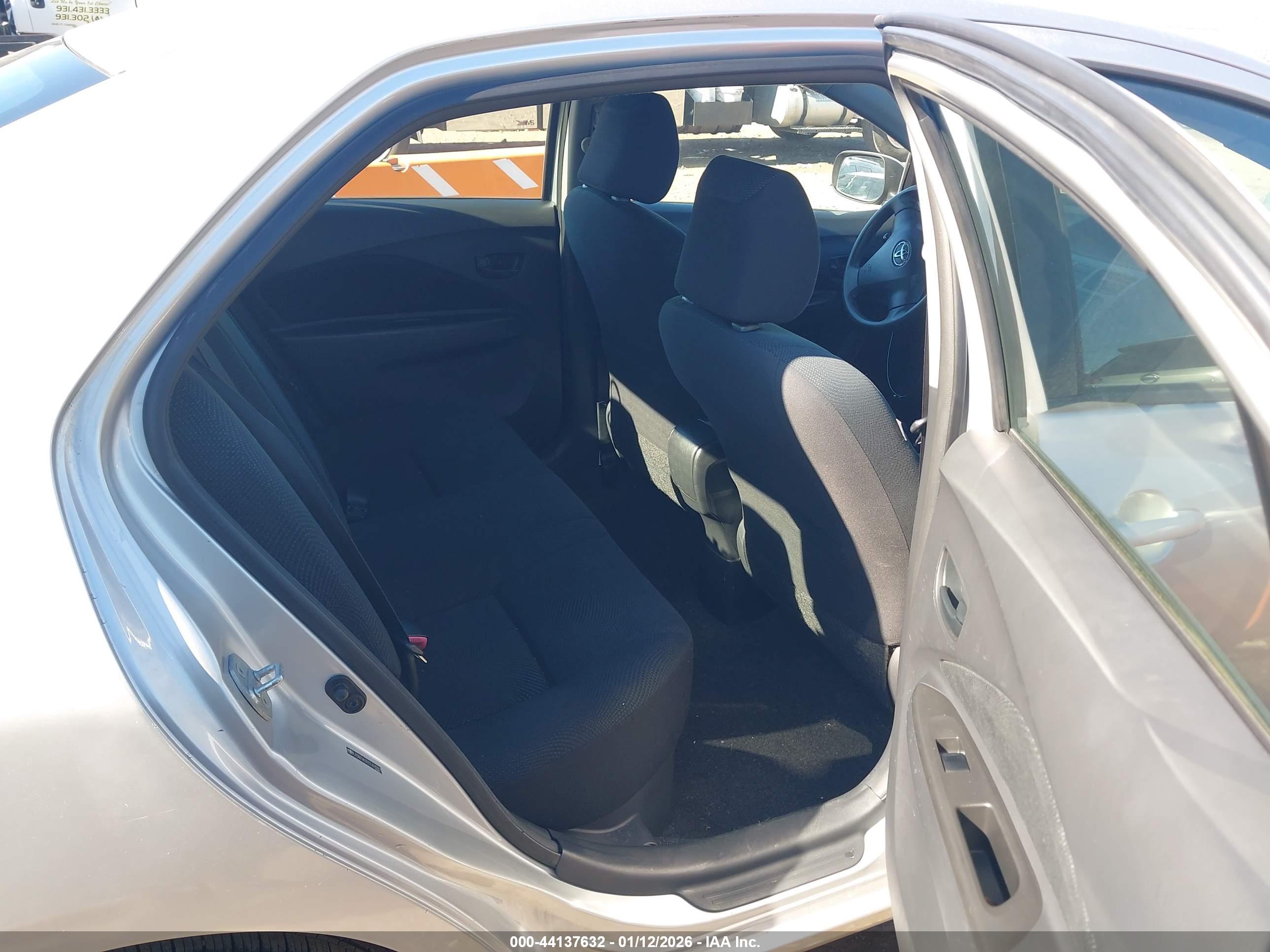 TOYOTA YARIS image 8