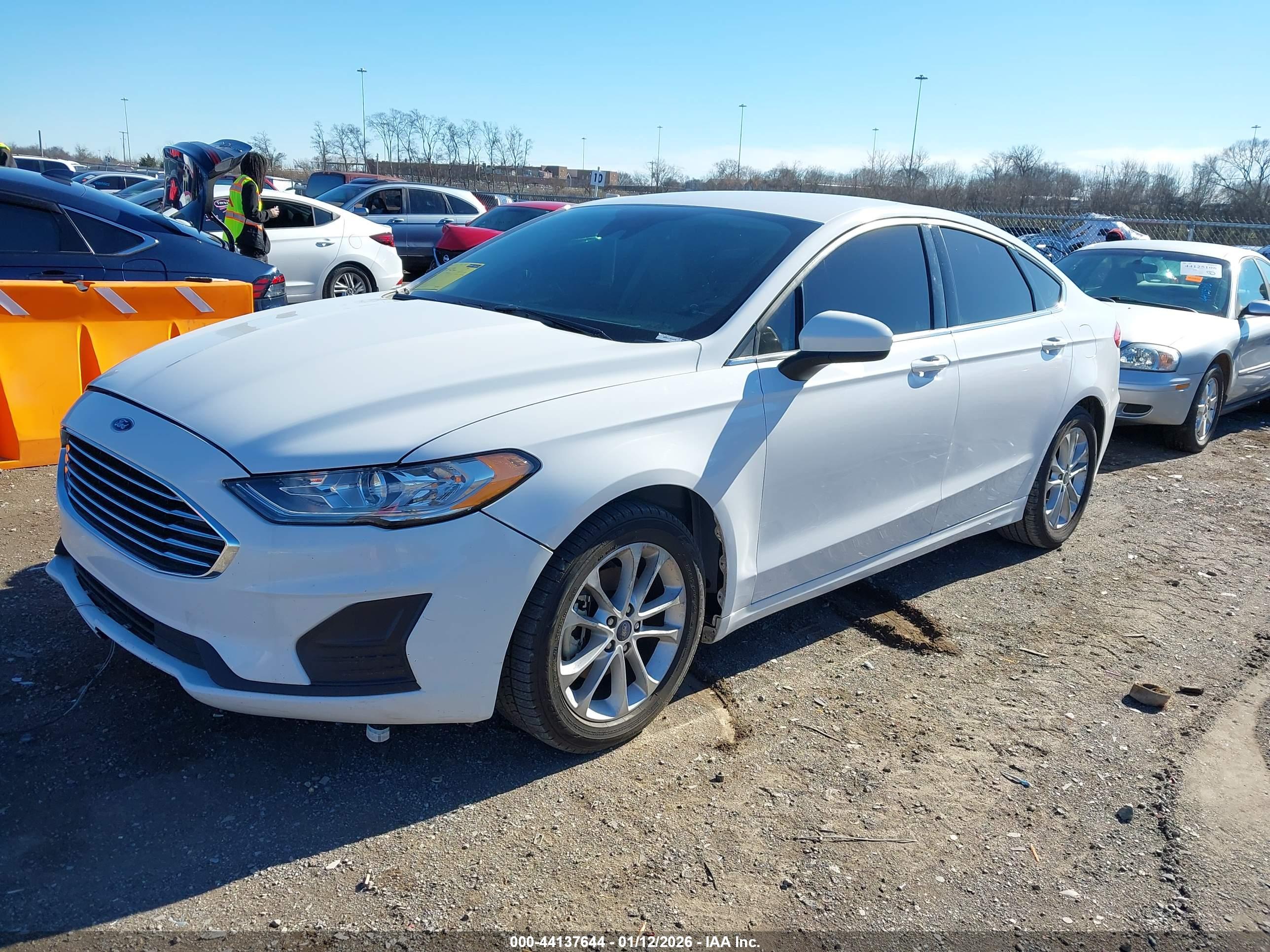 FORD FUSION image 2