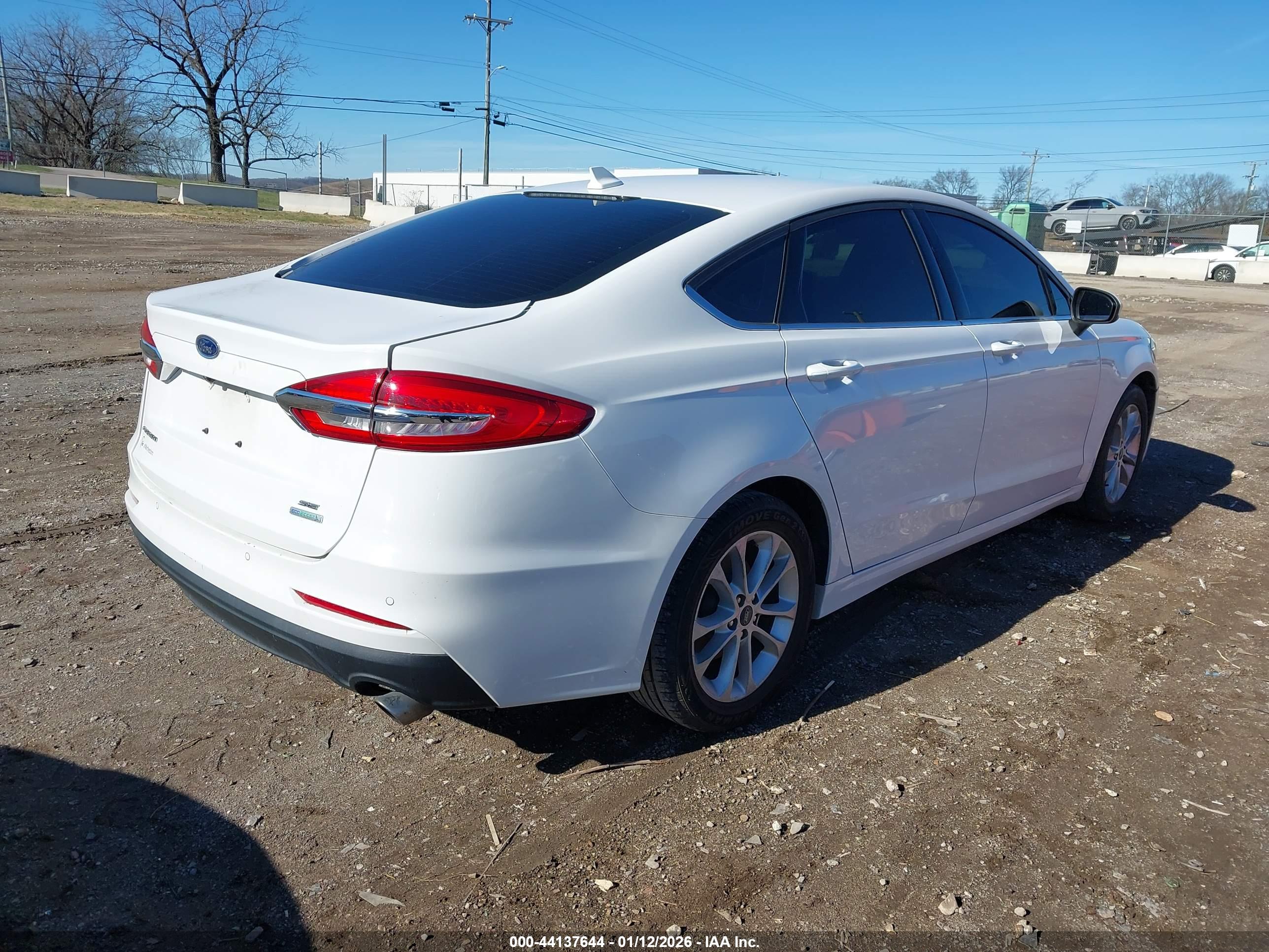 FORD FUSION image 4