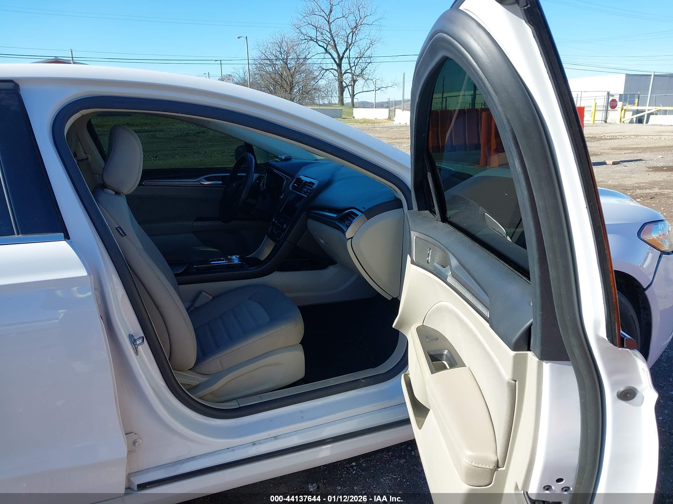 FORD FUSION image 5