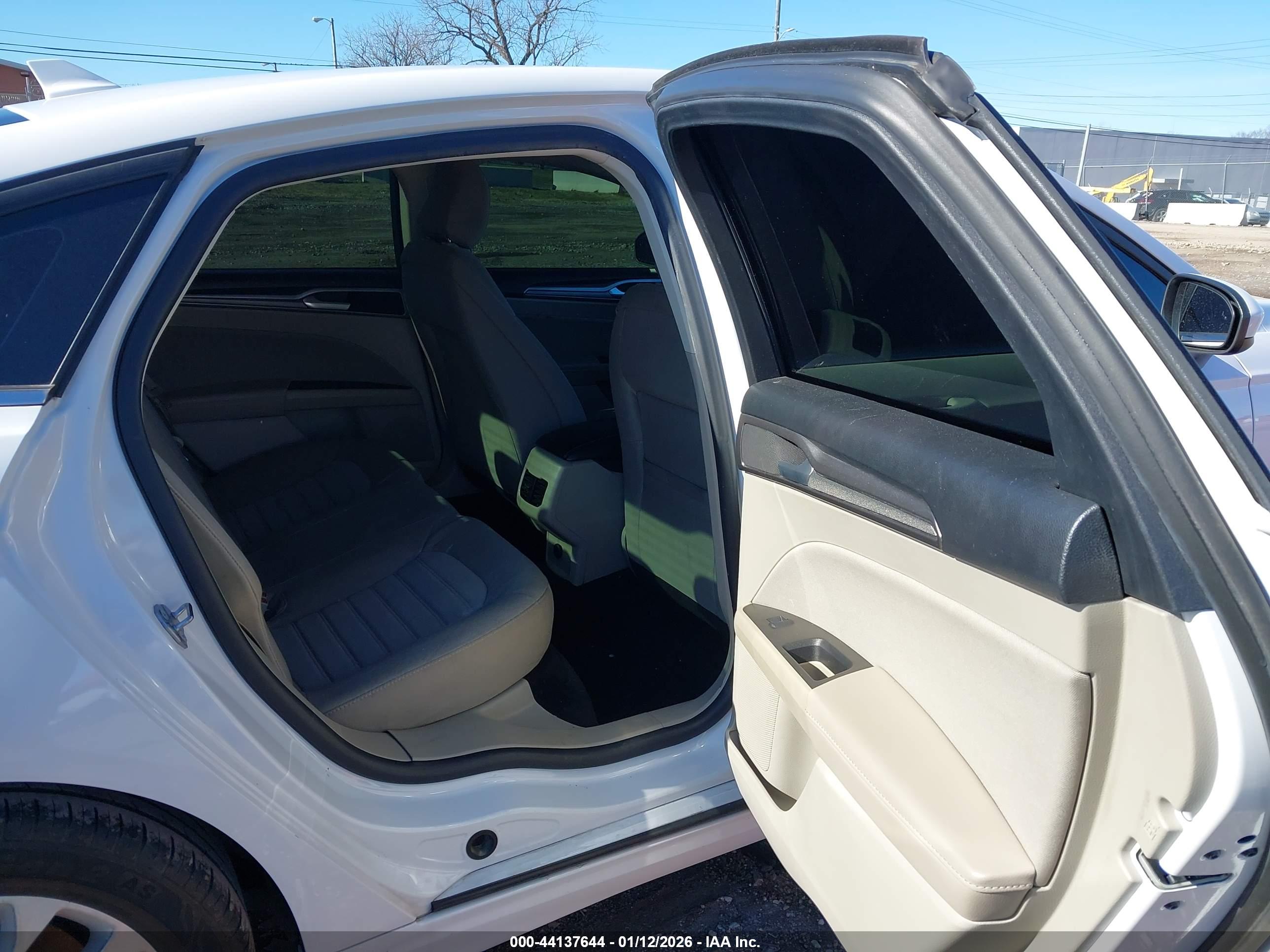 FORD FUSION image 8