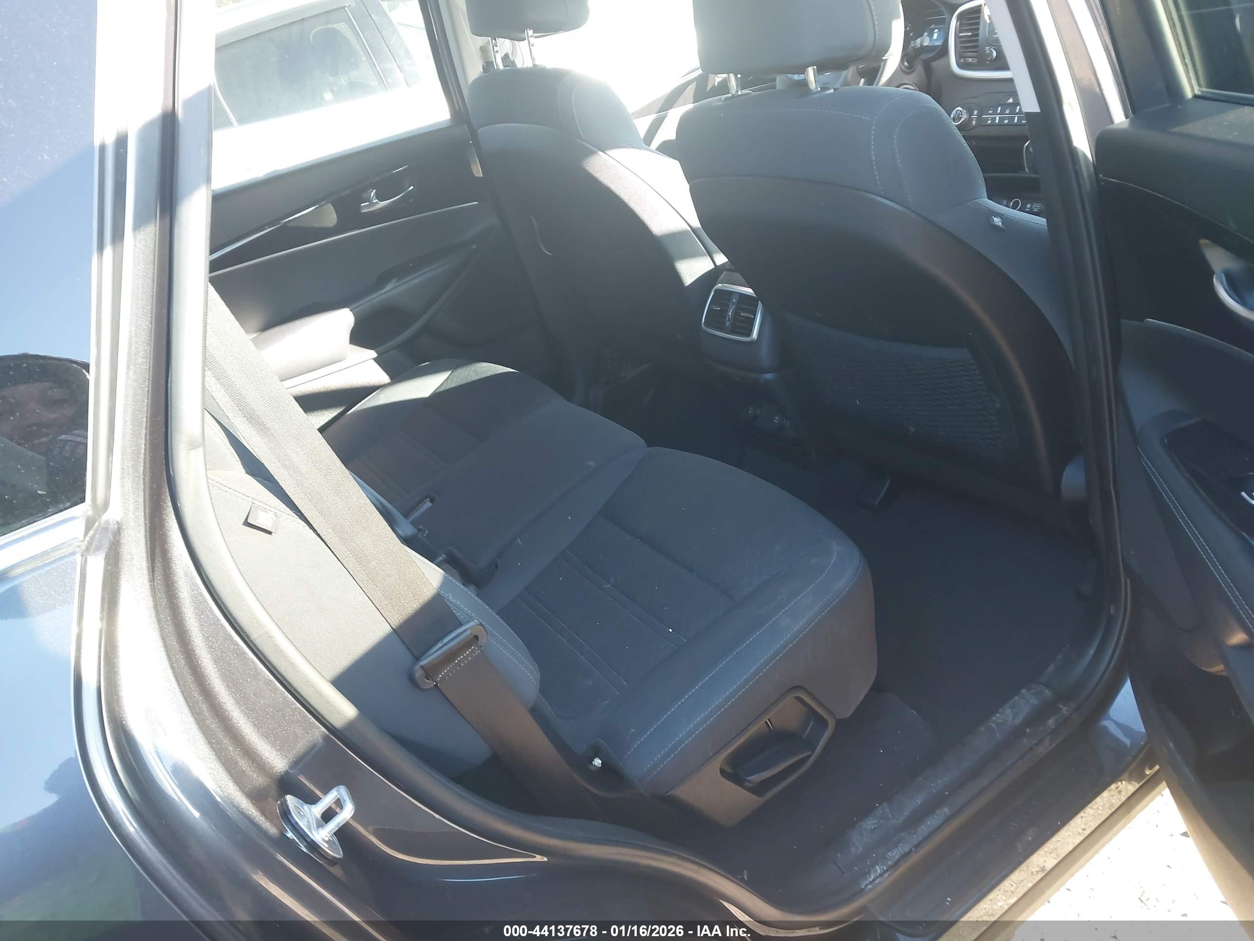 KIA SORENTO image 8