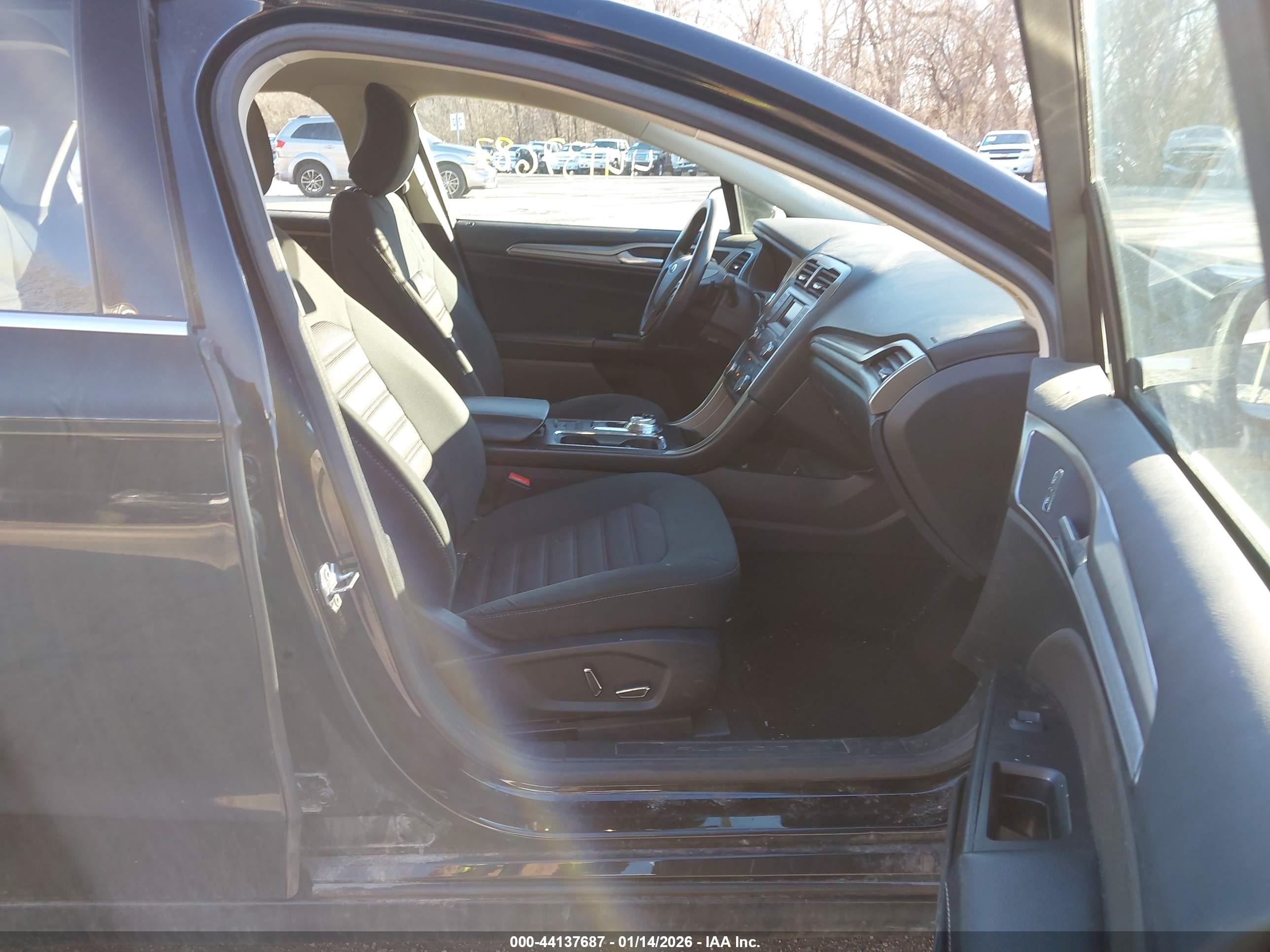 FORD FUSION image 5