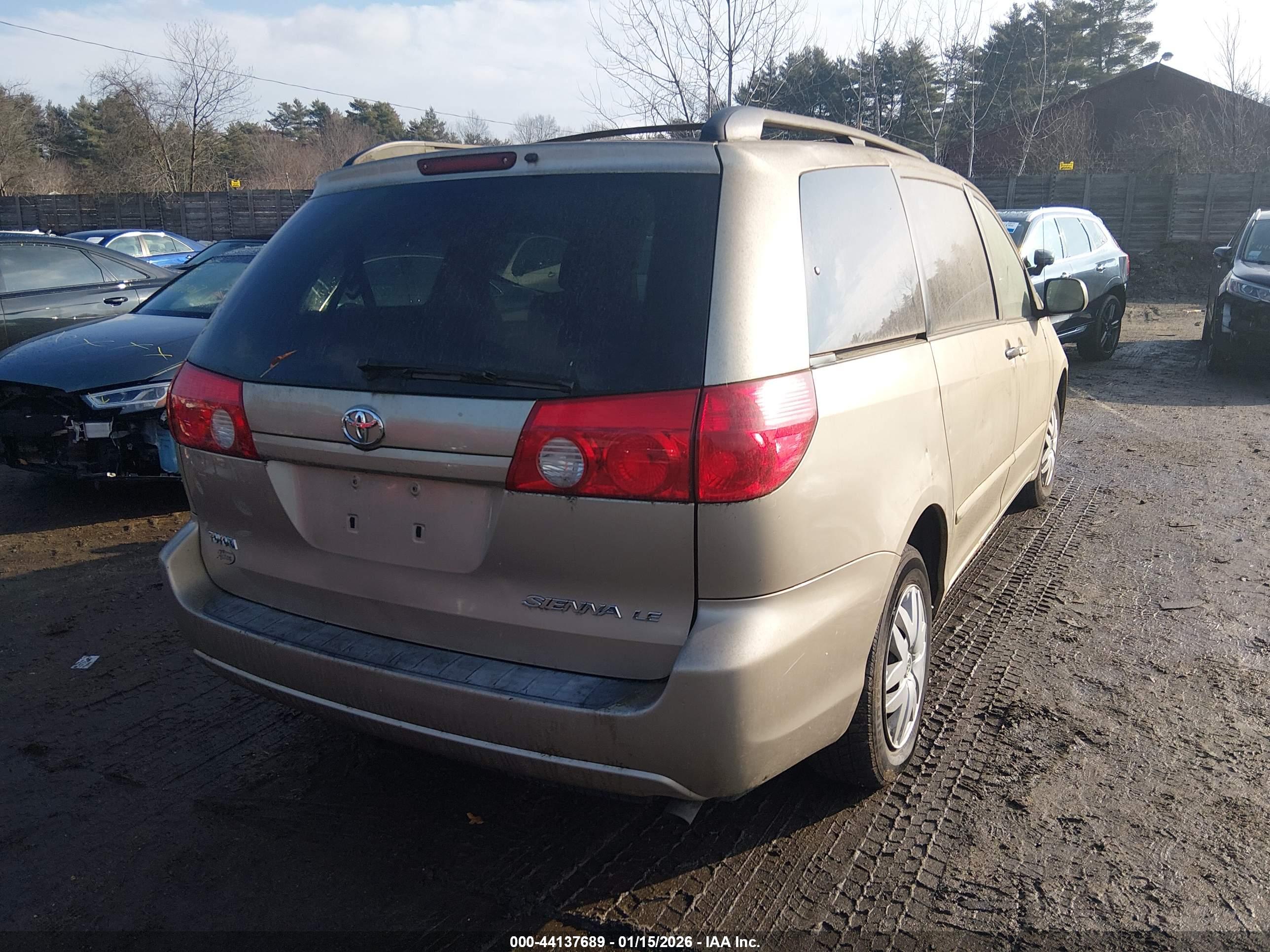 TOYOTA SIENNA image 4