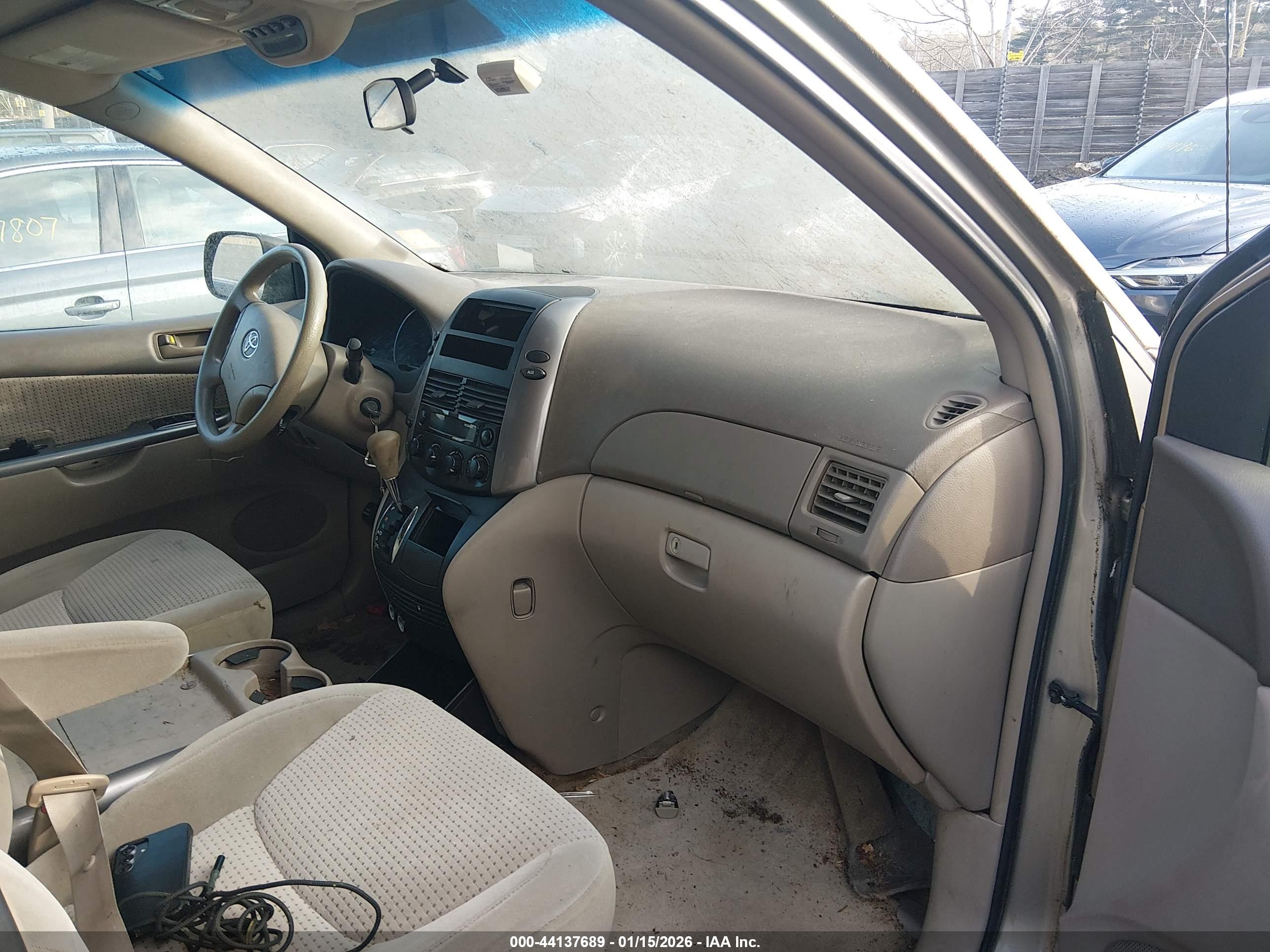 TOYOTA SIENNA image 5