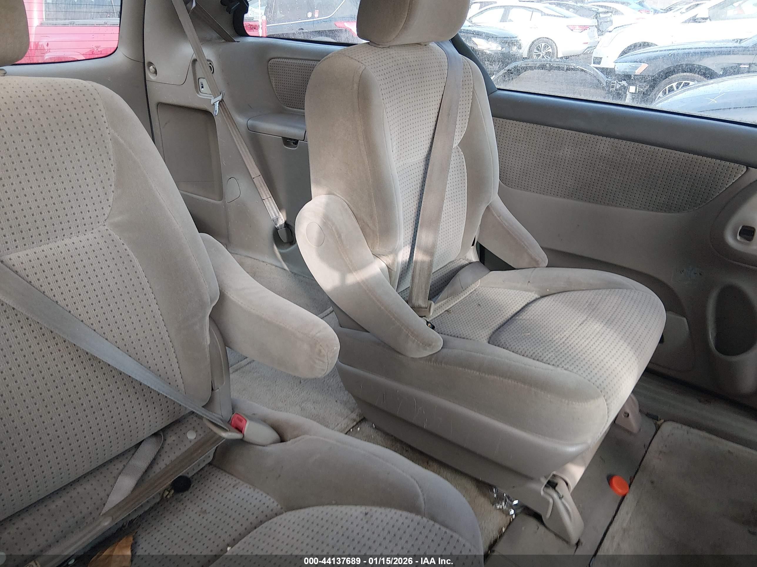 TOYOTA SIENNA image 8