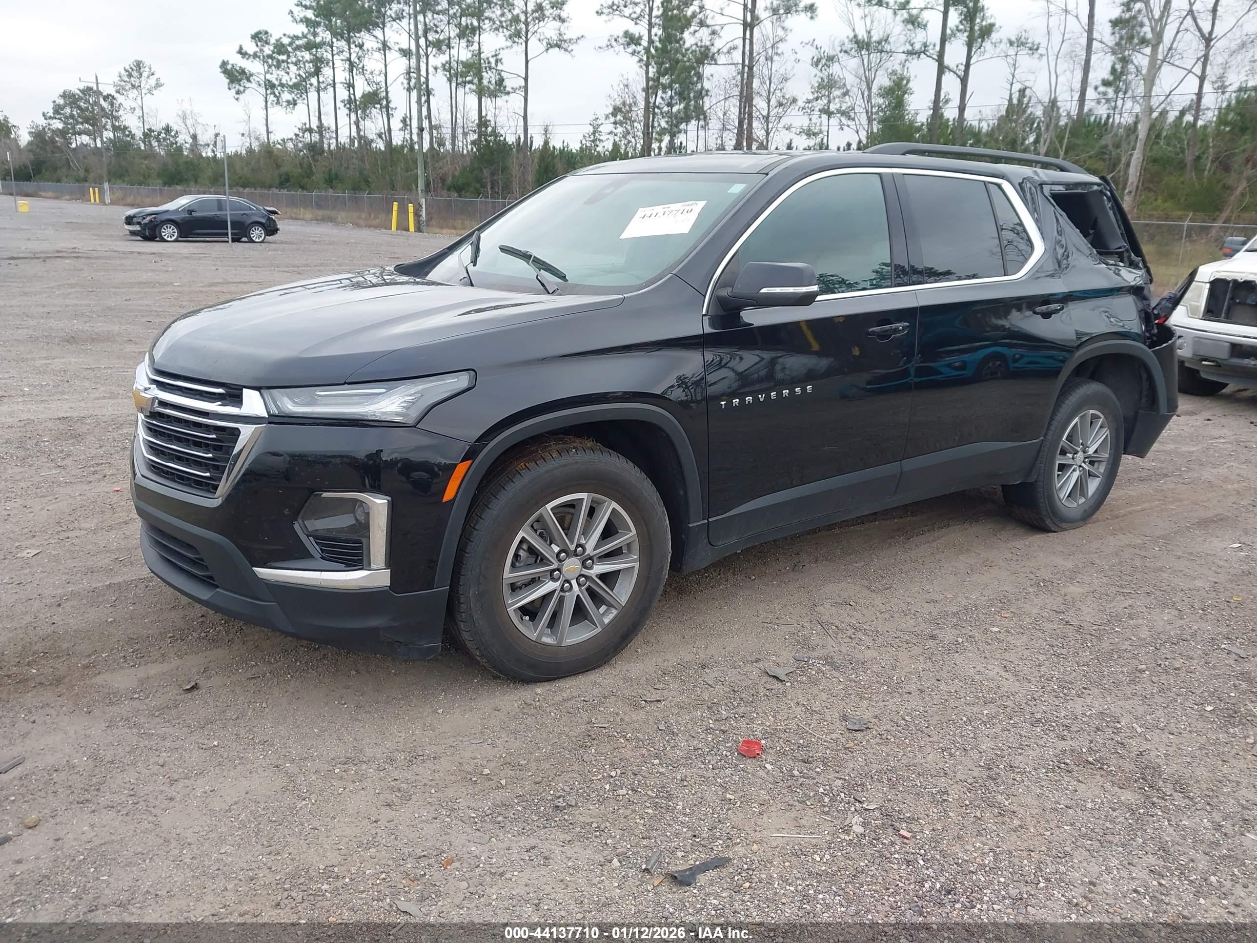 CHEVROLET TRAVERSE image 2