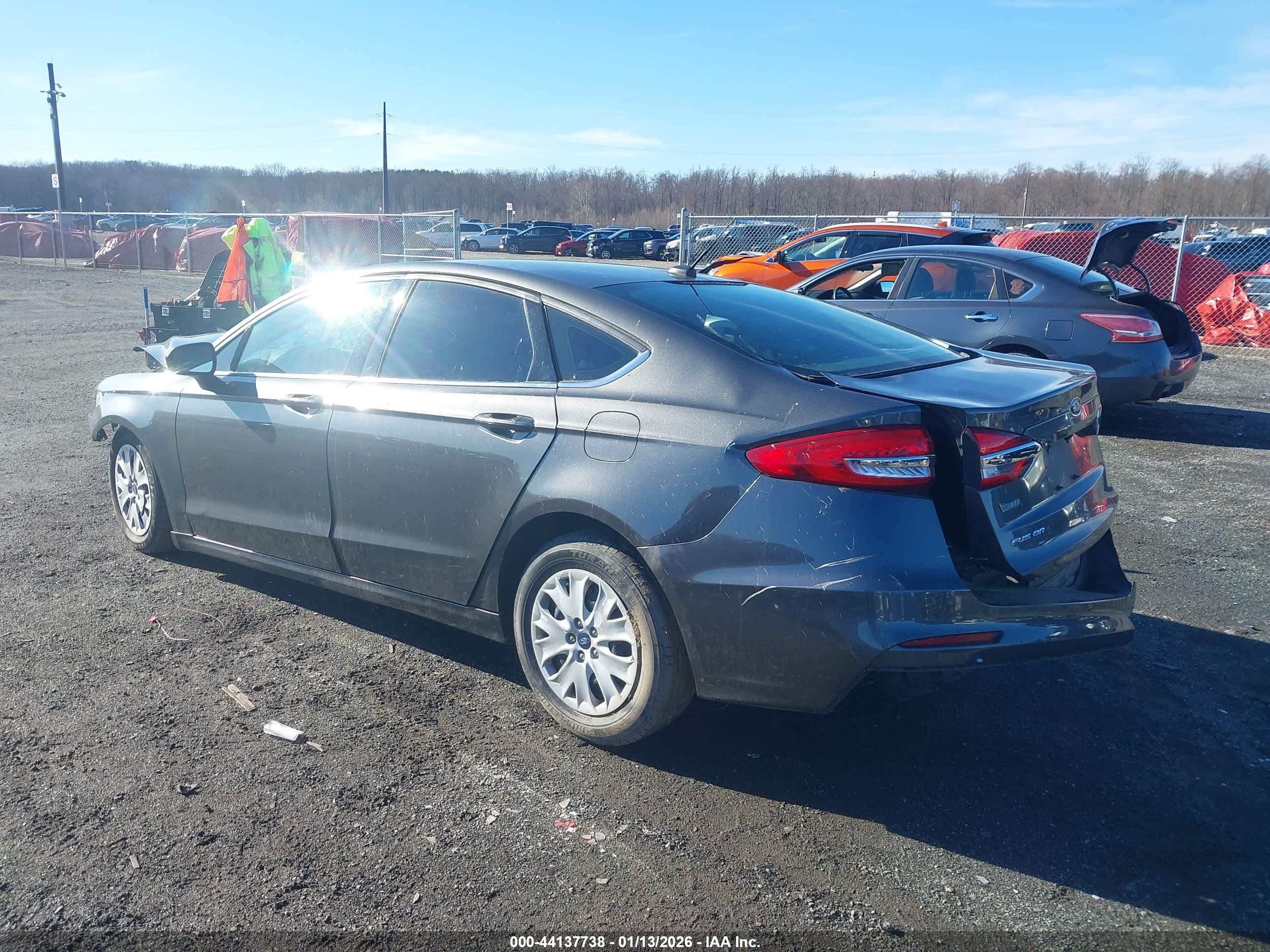 FORD FUSION image 3