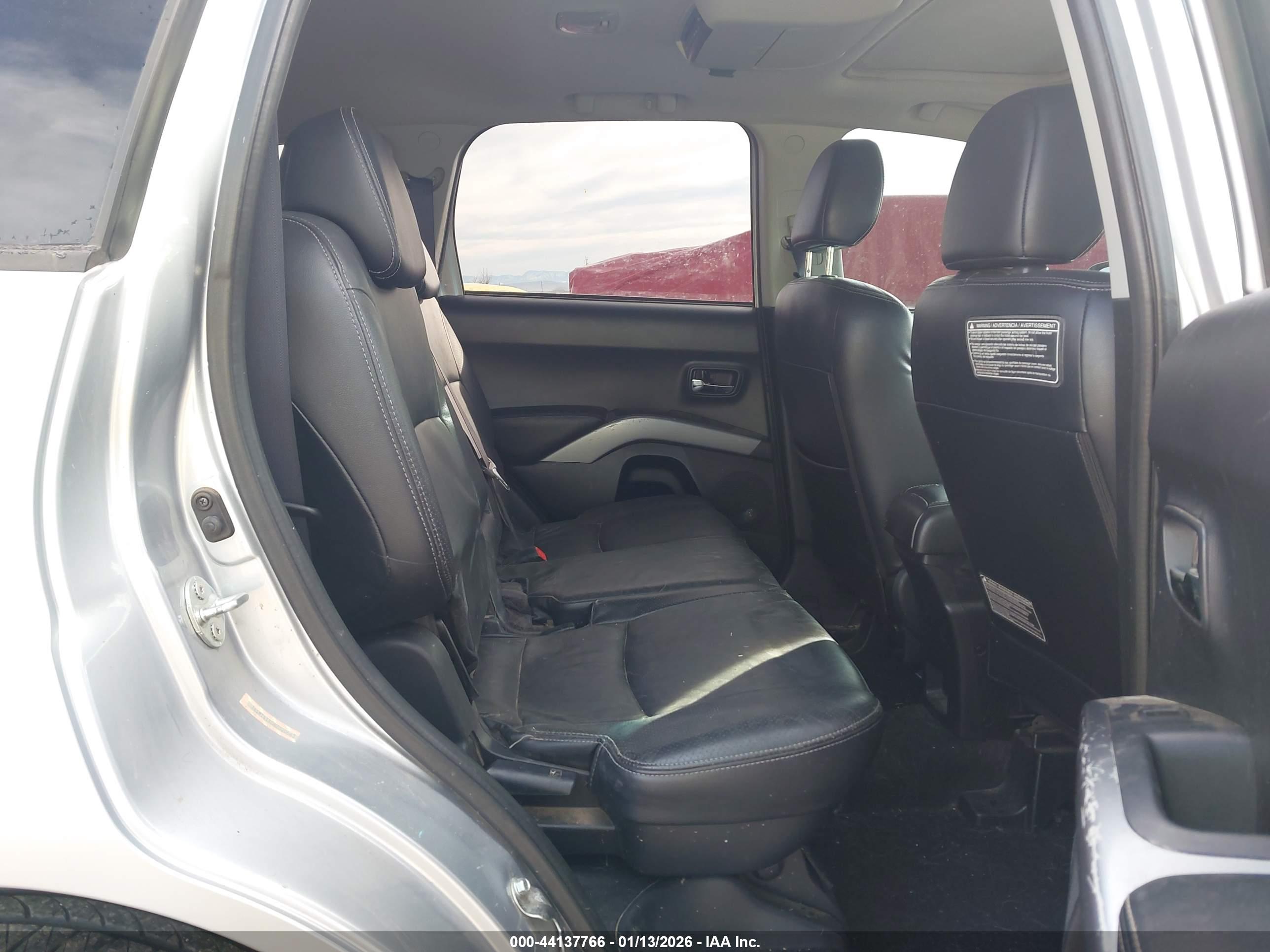 MITSUBISHI OUTLANDER image 8