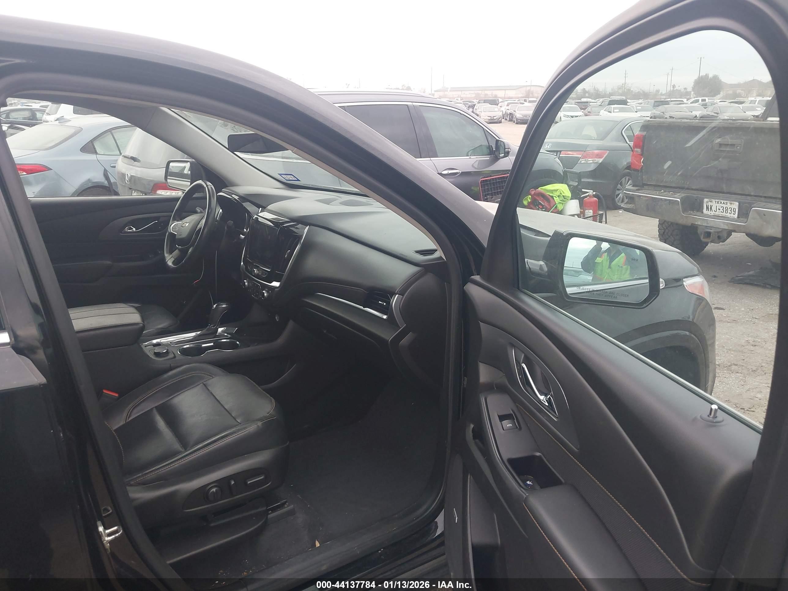 CHEVROLET TRAVERSE image 5