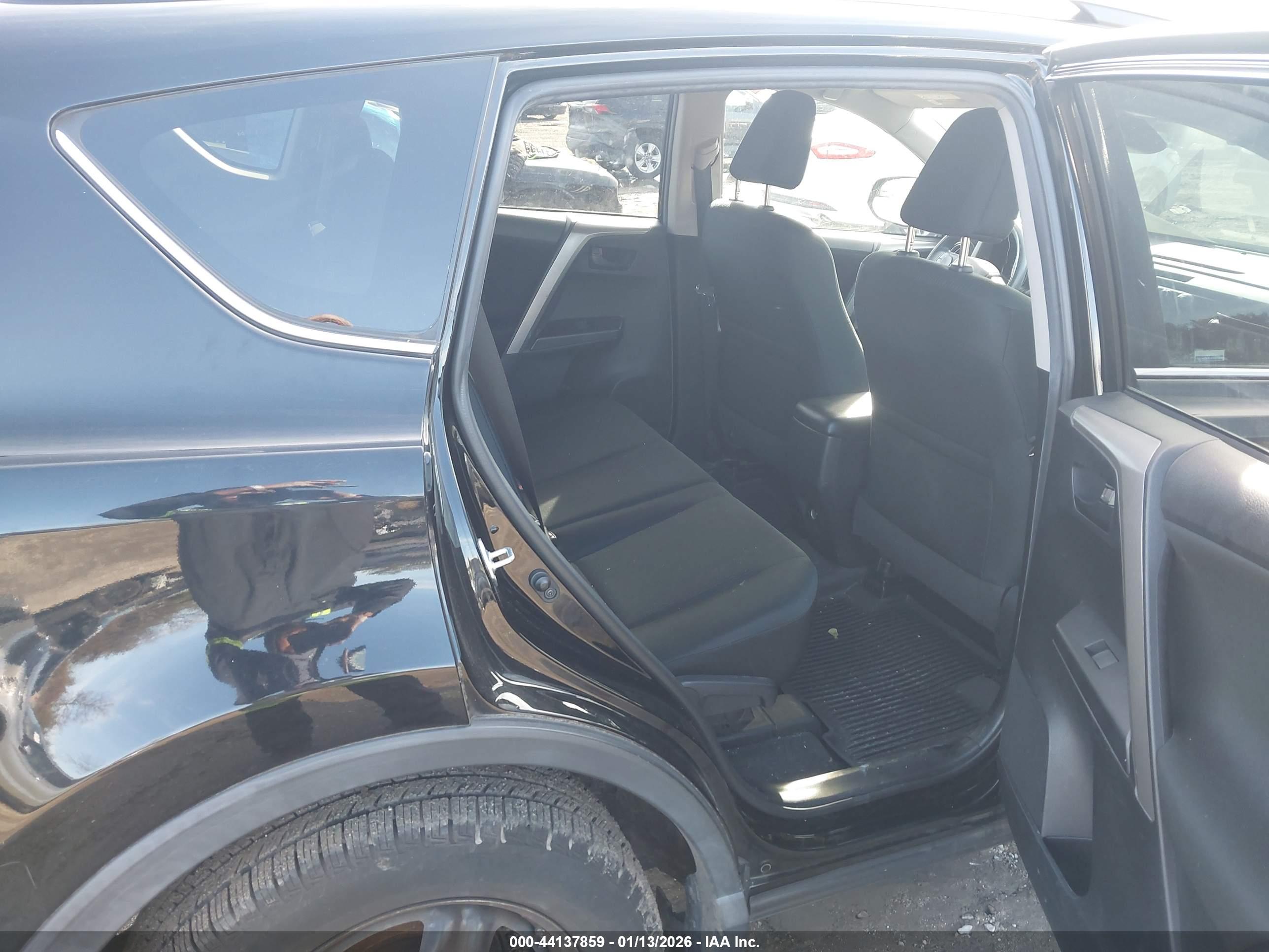 TOYOTA RAV4 image 8