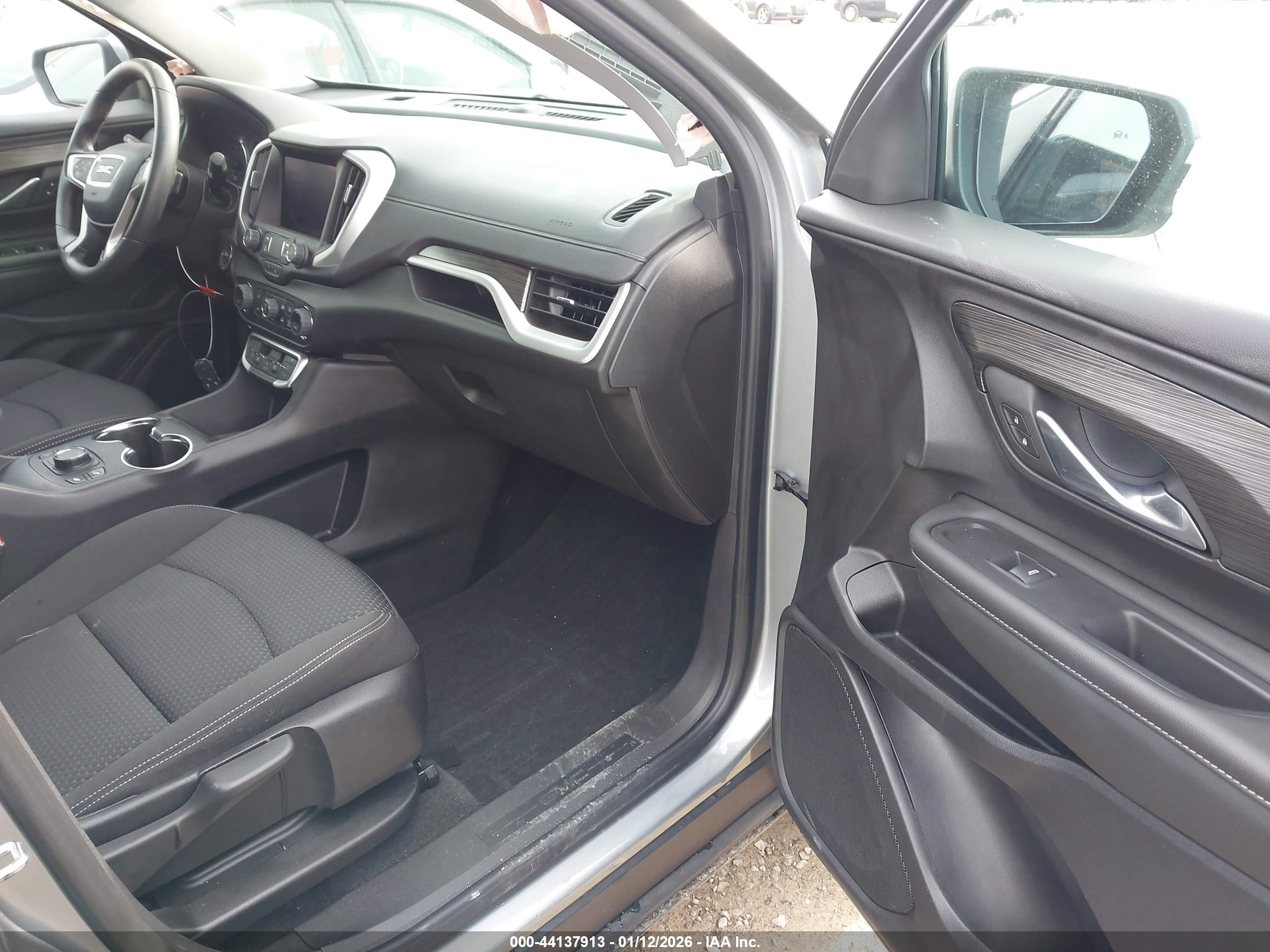 GMC TERRAIN image 5