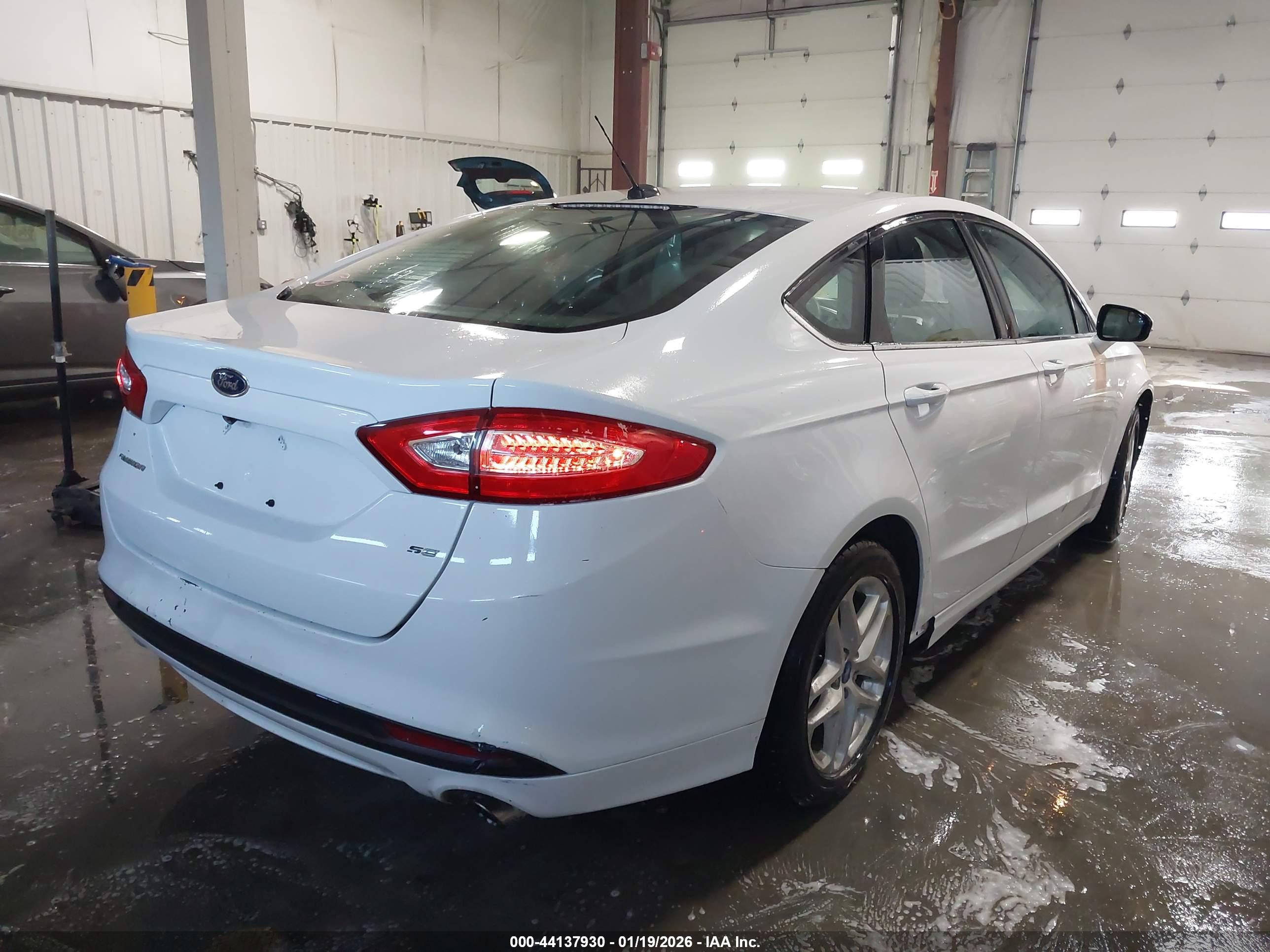 FORD FUSION image 4