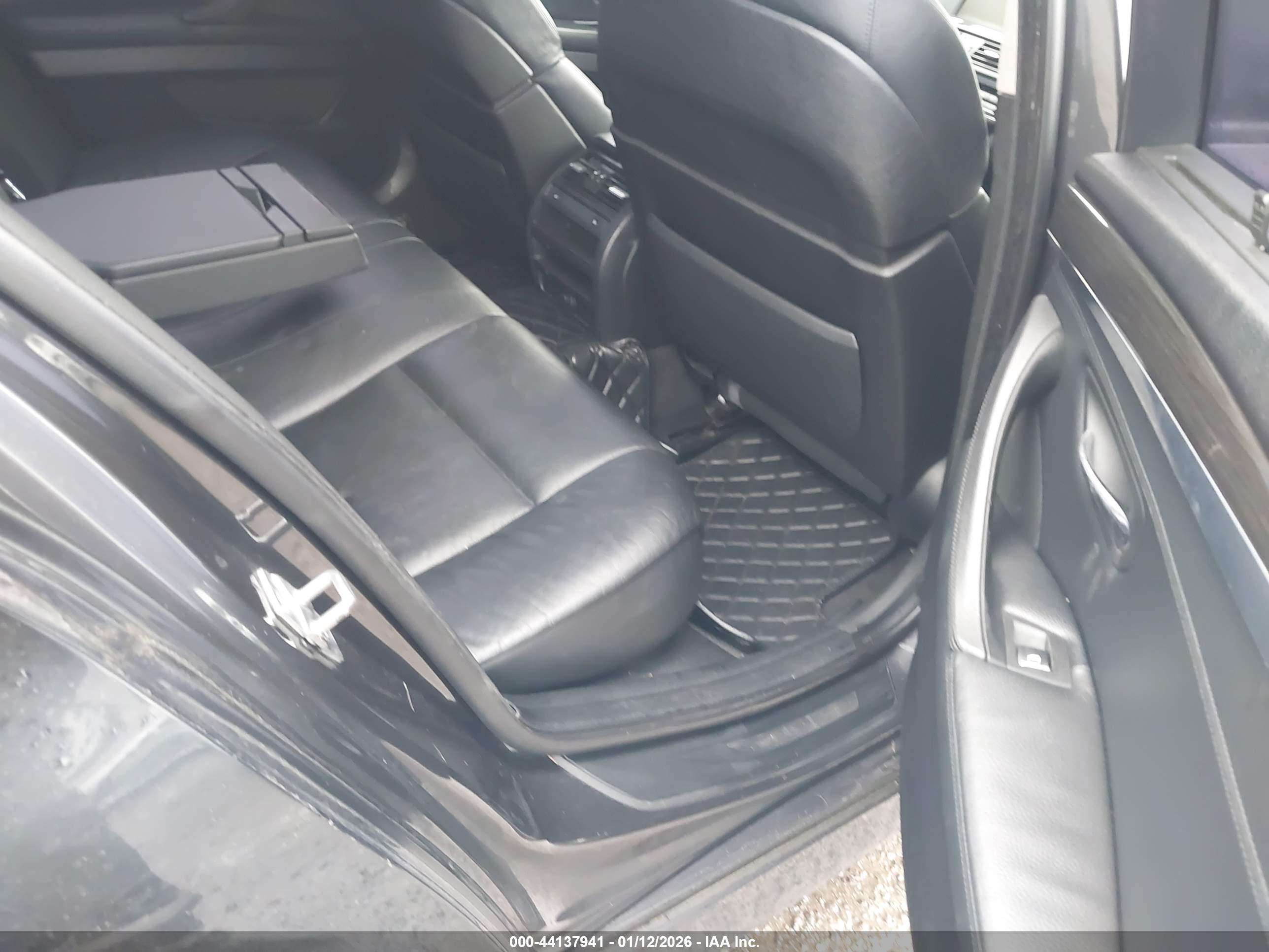 BMW 550I image 8