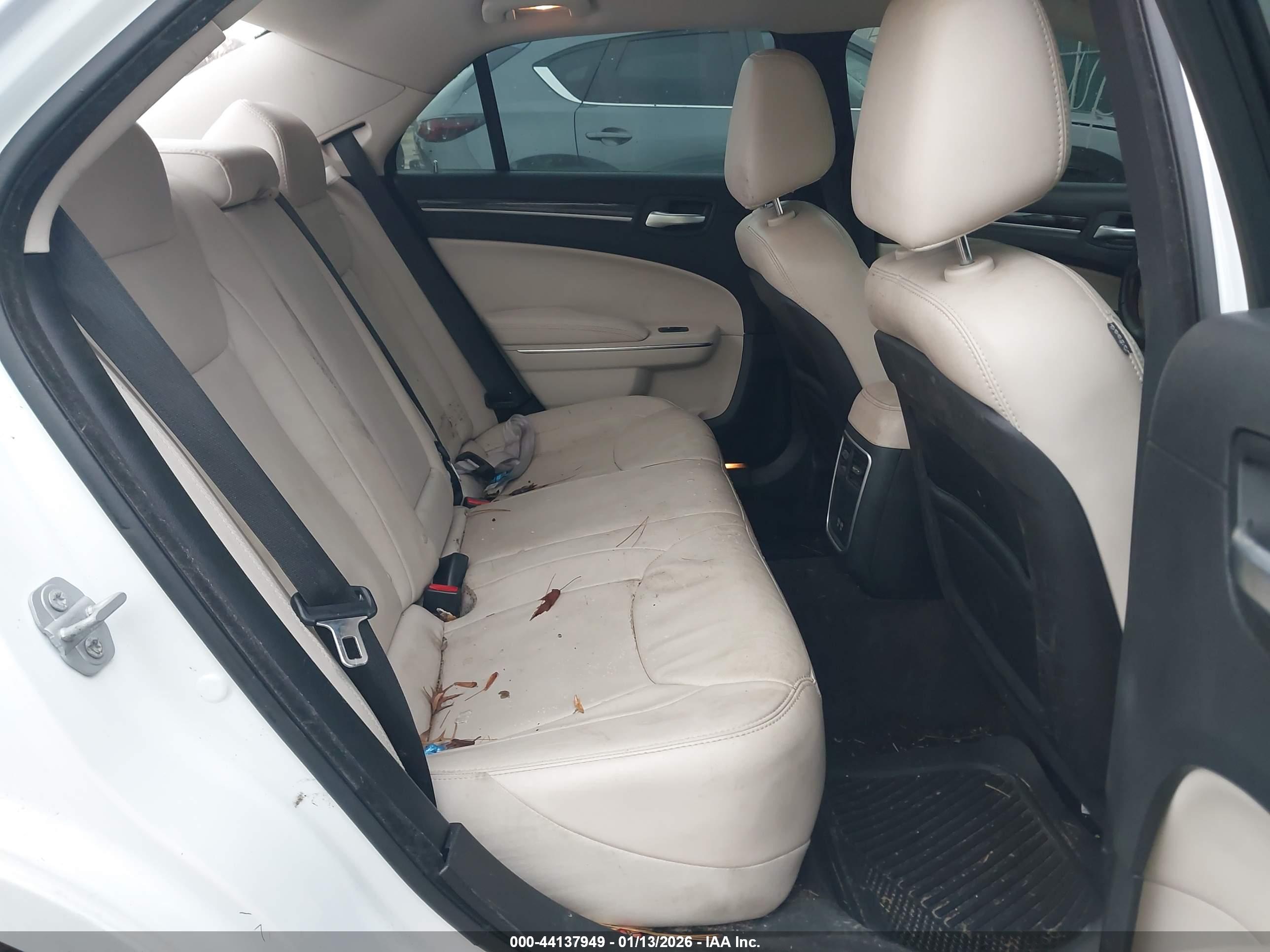 CHRYSLER 300 image 8