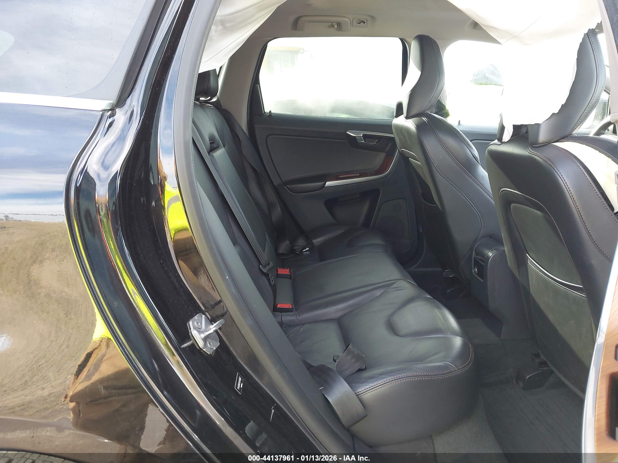 VOLVO XC60 image 8