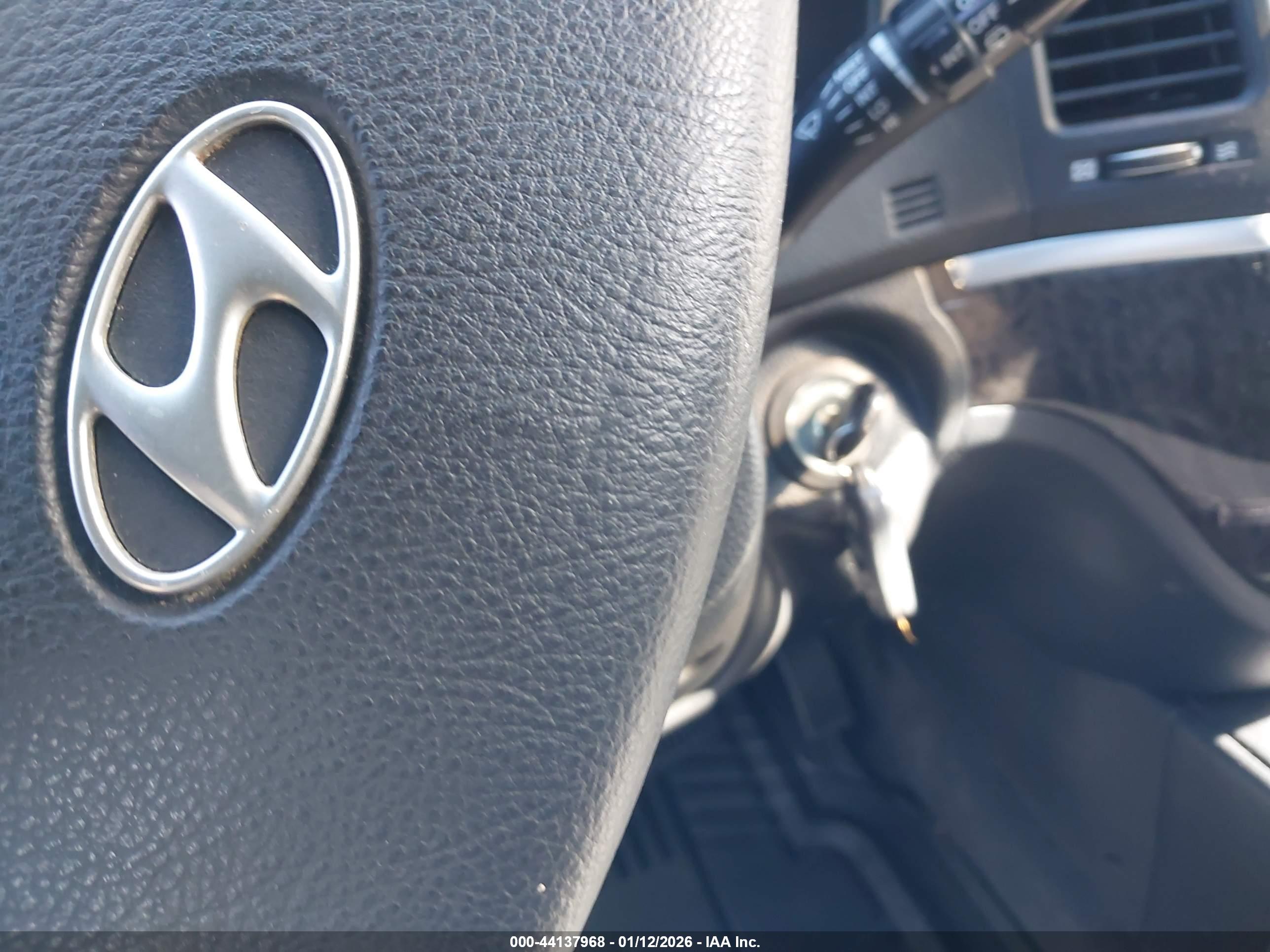 HYUNDAI SANTA image 11