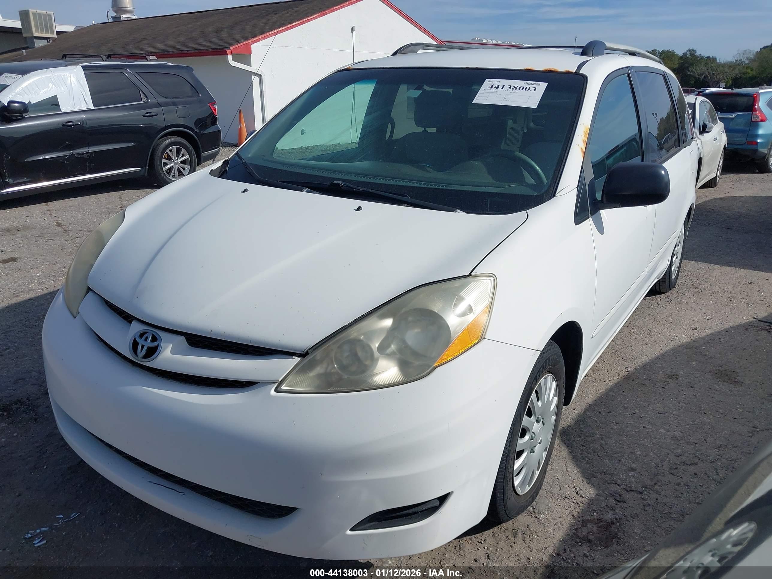 TOYOTA SIENNA image 2
