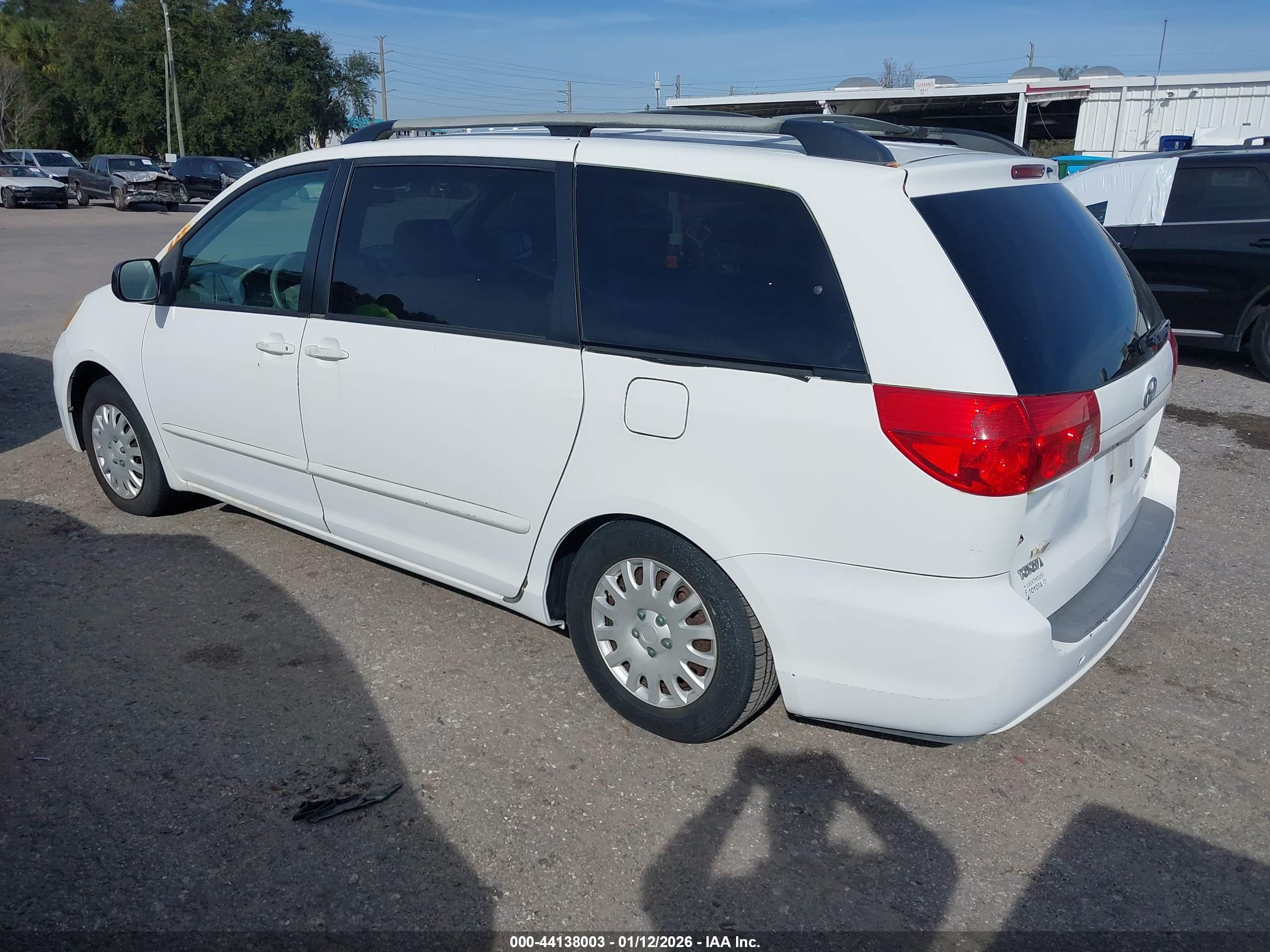 TOYOTA SIENNA image 3