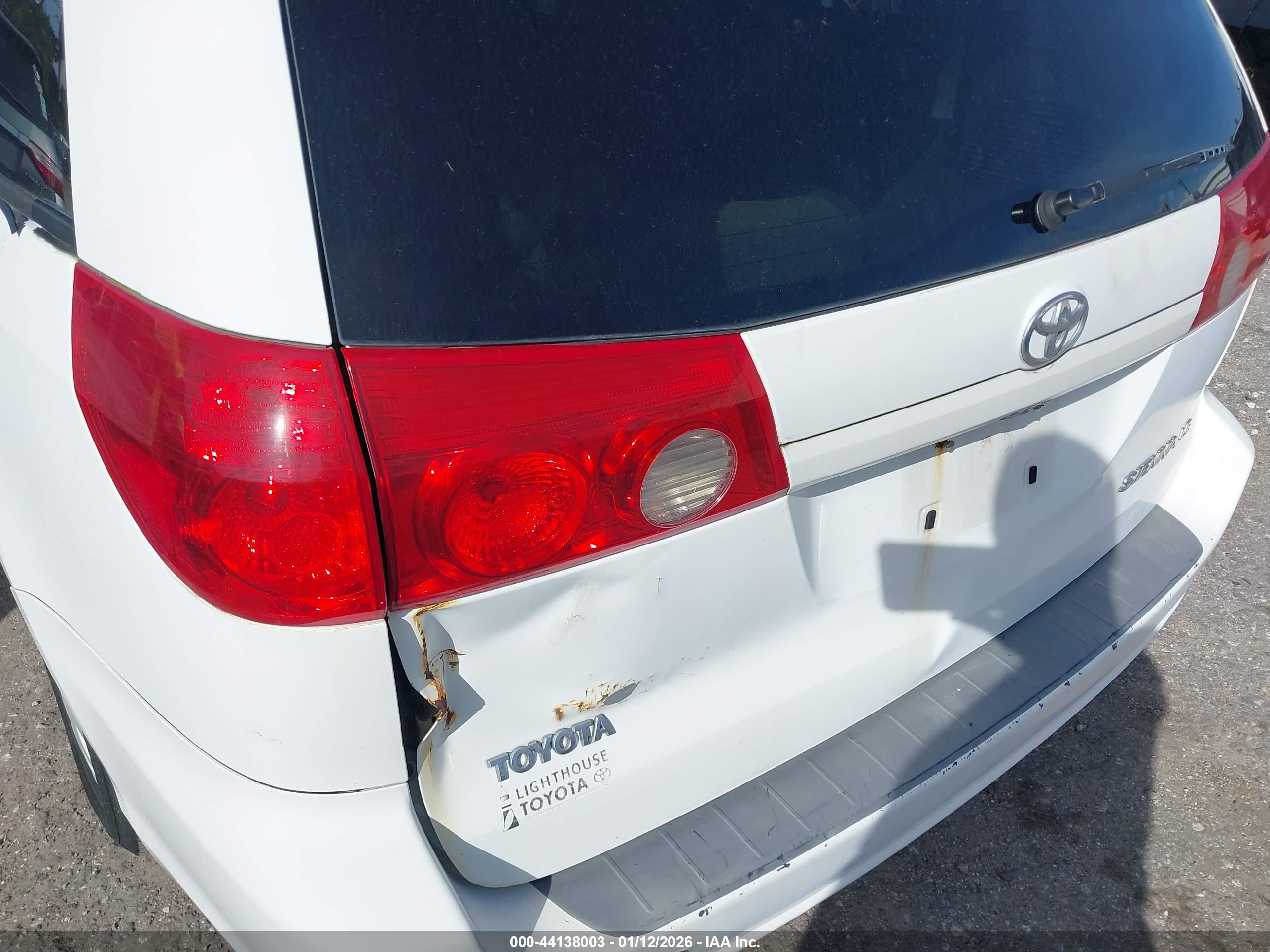 TOYOTA SIENNA image 6