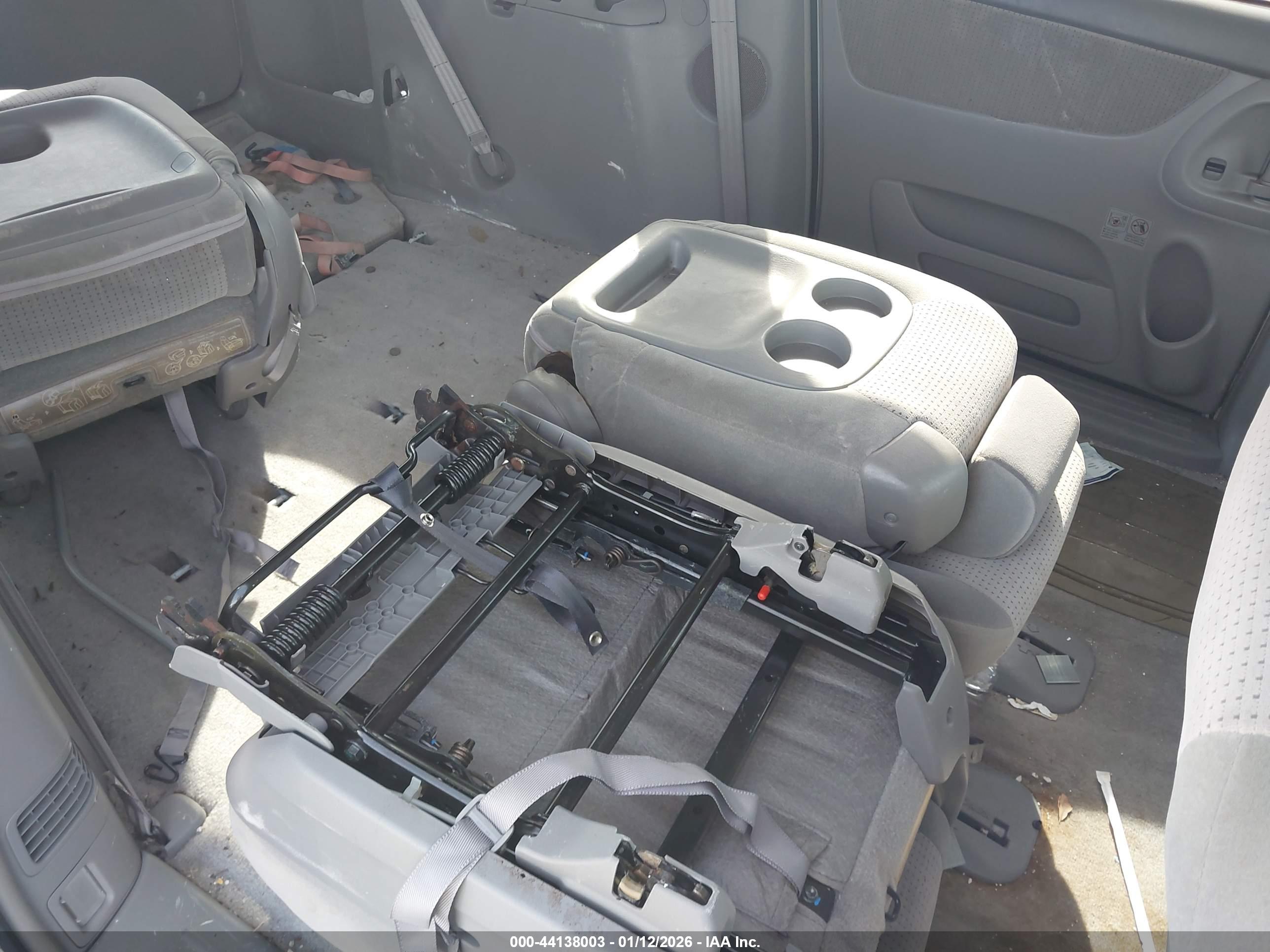 TOYOTA SIENNA image 8
