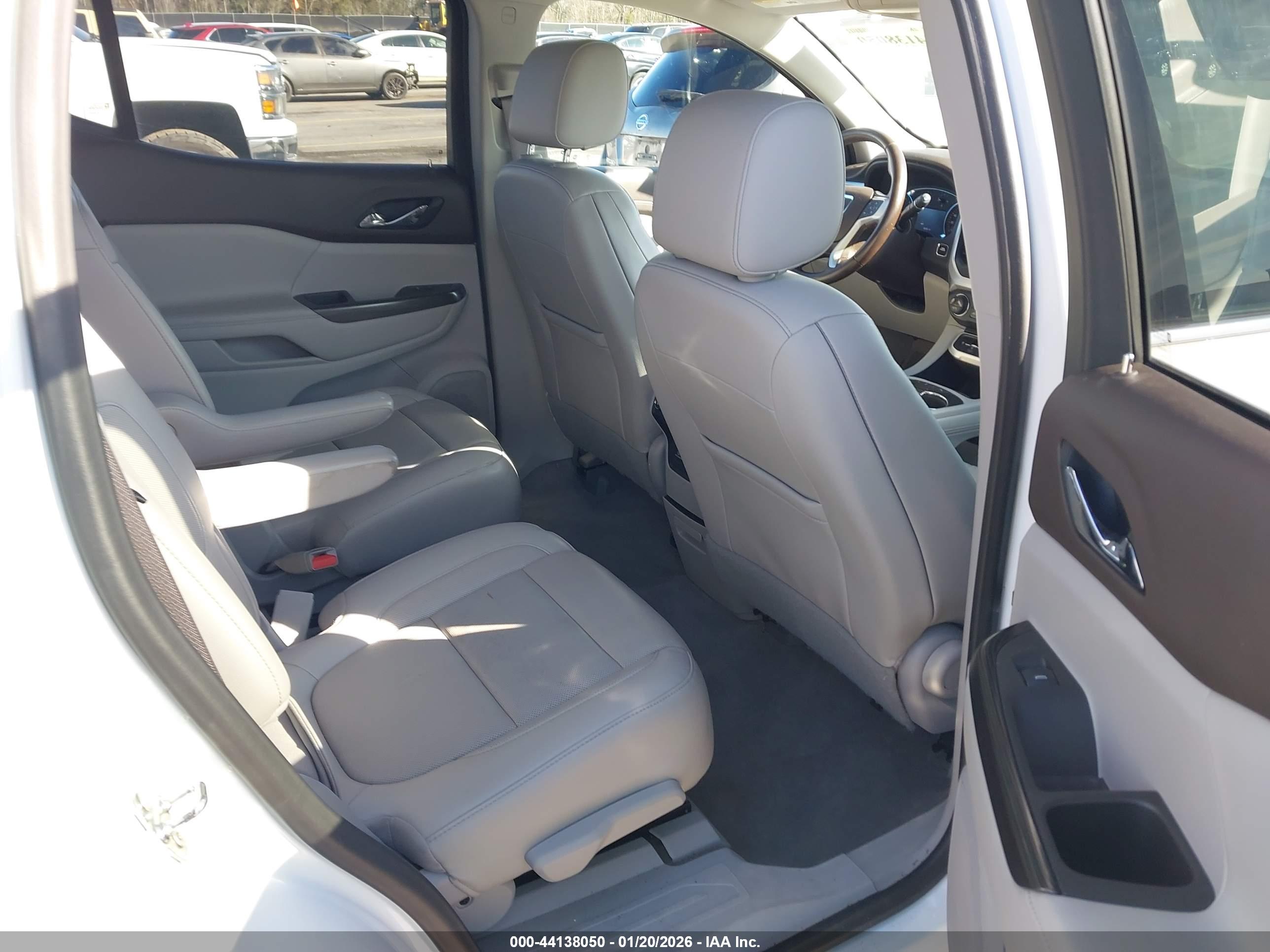 GMC ACADIA image 8