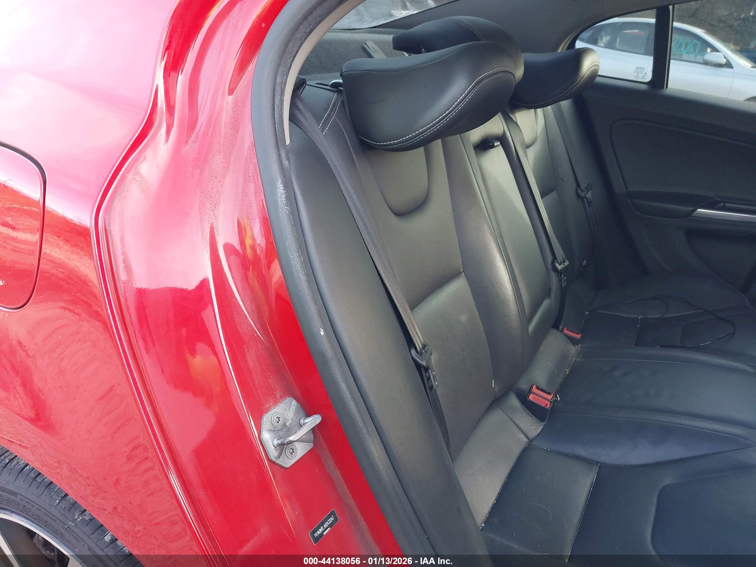 VOLVO S60 image 8