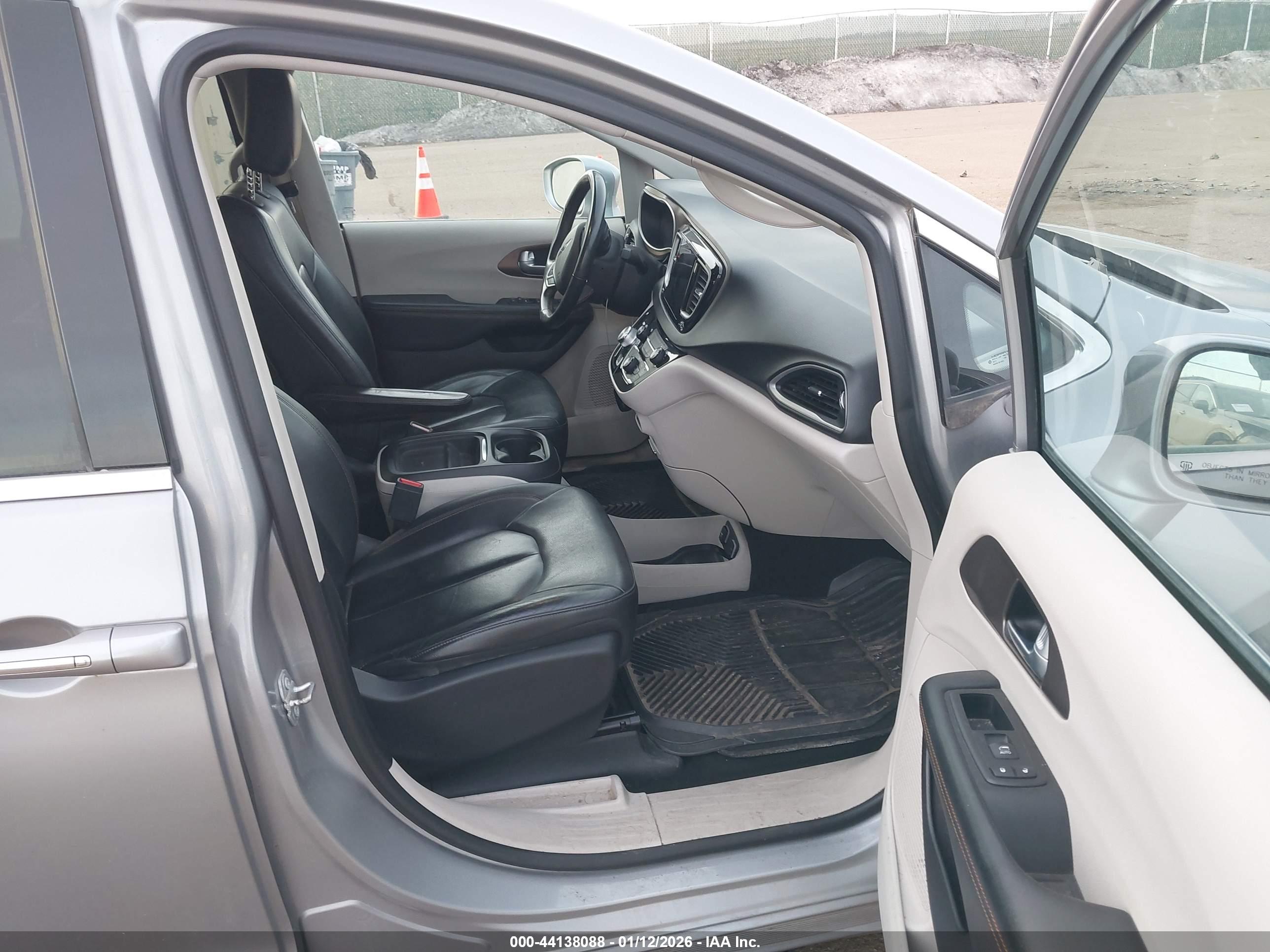 CHRYSLER PACIFICA image 5